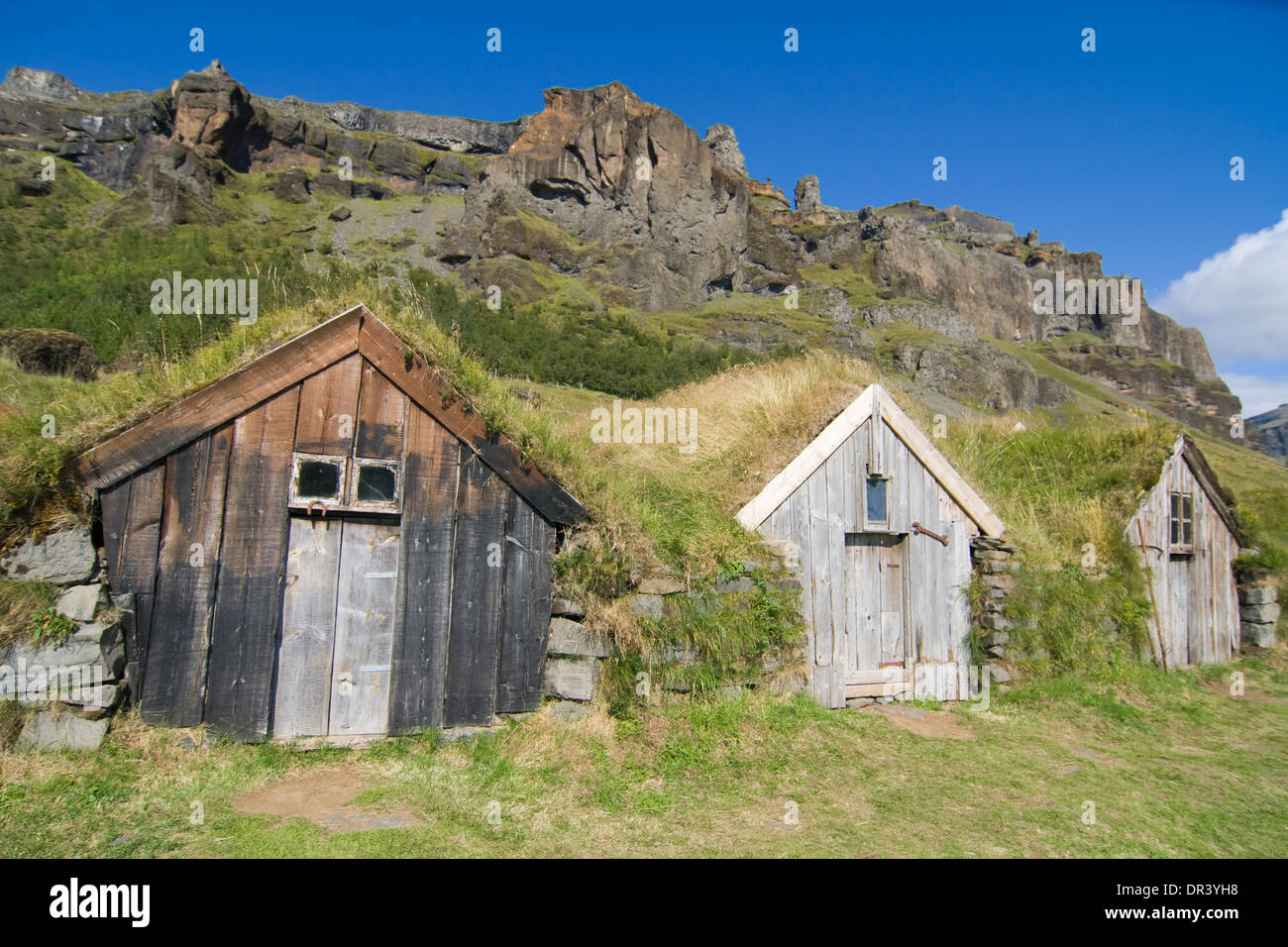 Traditionellen Schuppen mit Grasdach auf der Nupsstadur Farm, Southern Island. Stockfoto