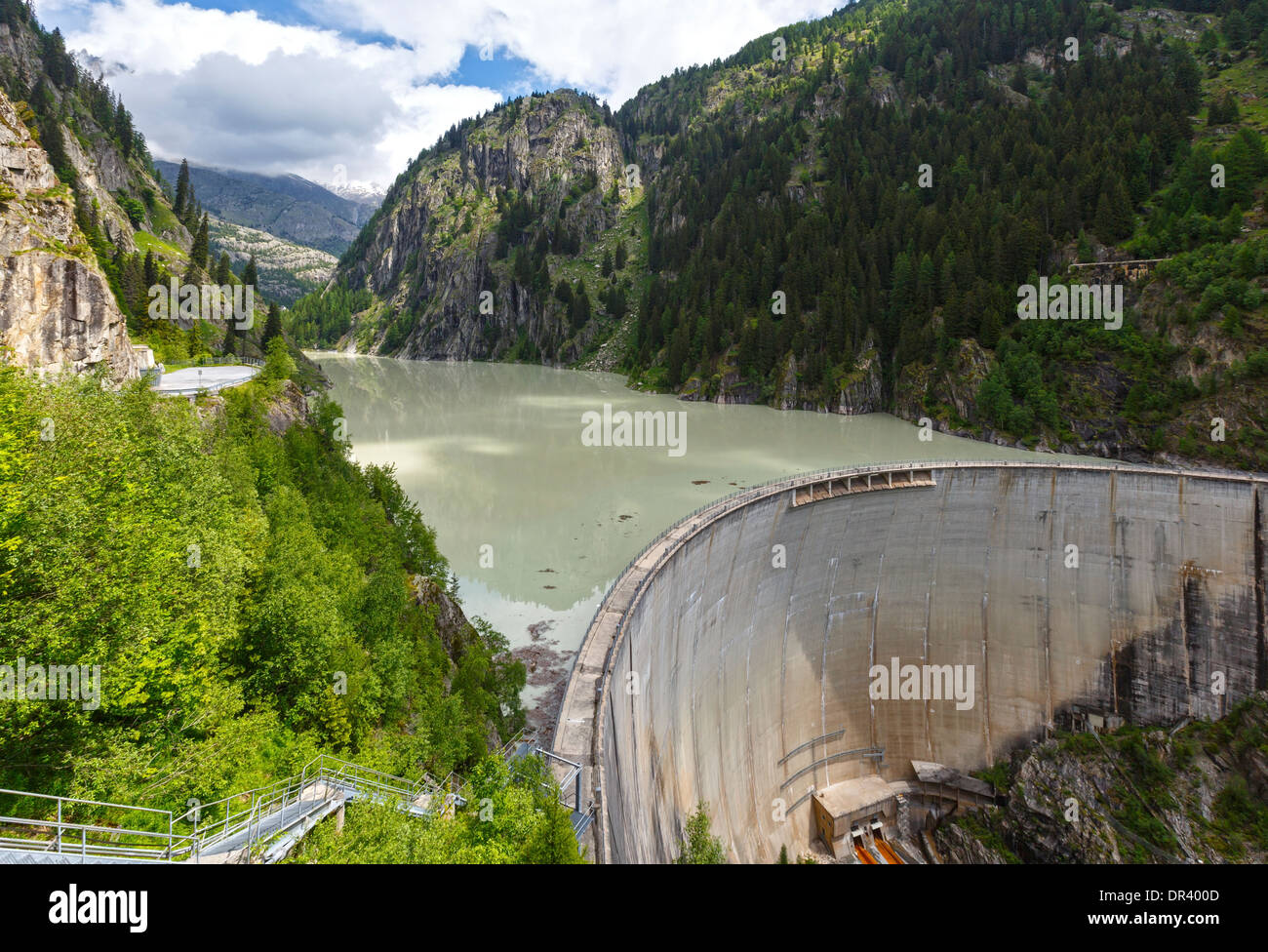 Sommer-Berglandschaft und dam mit trübem Wasser (Alpen, Schweiz) Stockfoto