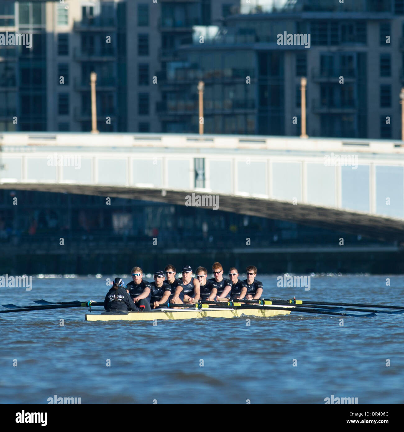 London, UK. 19. Januar 2014.  Boat Race Test VIIIs. Oxford University Boat Club.  Die Studie, die im Dezember Kader krankheitsbedingt verschoben werden musste, fand am 14:00 am Sonntag und diente als ein wichtiges lernen, dass Erfahrung und Auswahl für die sechzehn Ruderer und zwei Steuermänner Auserwählten testen. Es ist das einzige Mal während der Saison, dass die Gruppenmitglieder Side-by-Side für die gesamten vier und ein Viertel Meilen des Championship-Golfplatzes in einer Simulation von BNY Mellon Boat Race Rennen. Bildnachweis: Duncan Grove/Alamy Live-Nachrichten Stockfoto