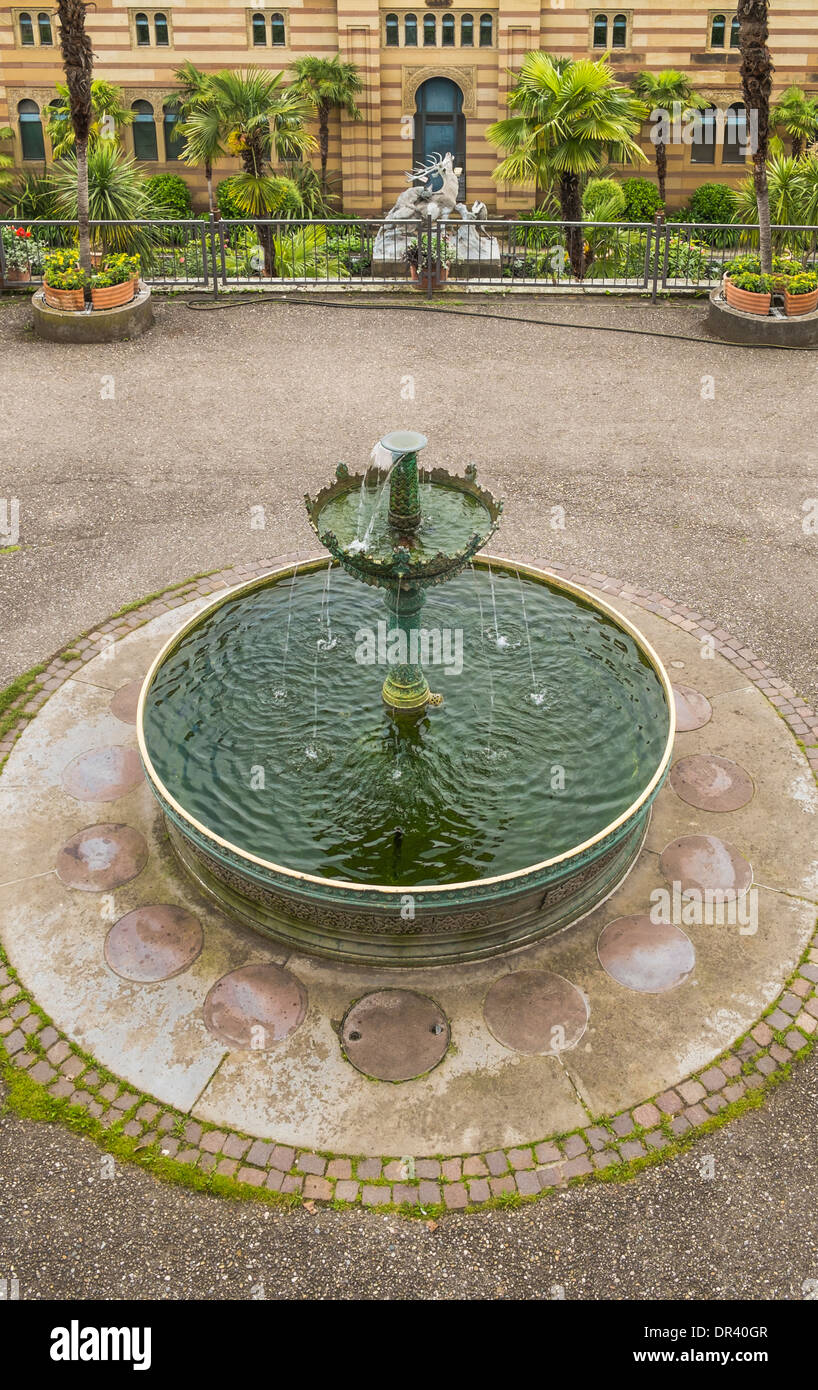 Brunnen vor einer Fassade im maurischen Stil in der Zoologisch-botanische Garten  wilhelma , Stuttgart, Baden-wuerttemb Stockfoto