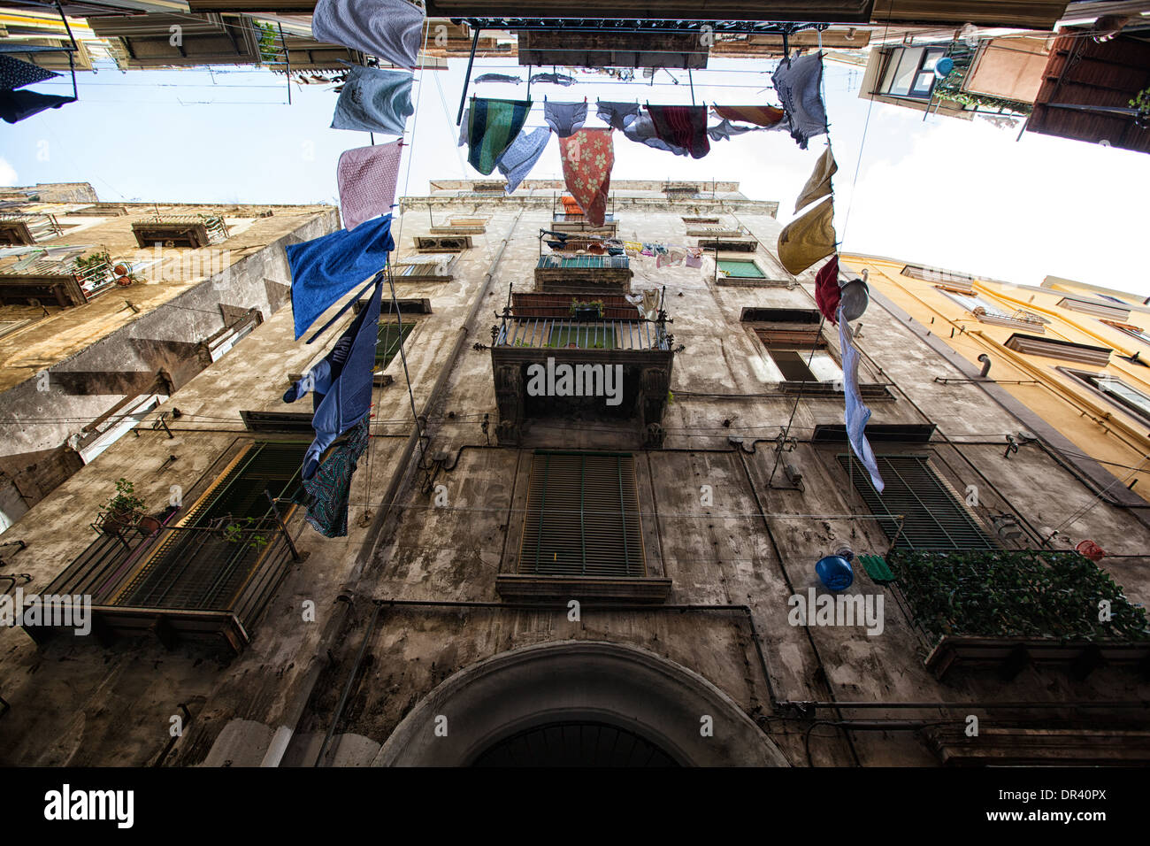Kleidung aufgehängt Gassen von Neapel Stockfoto