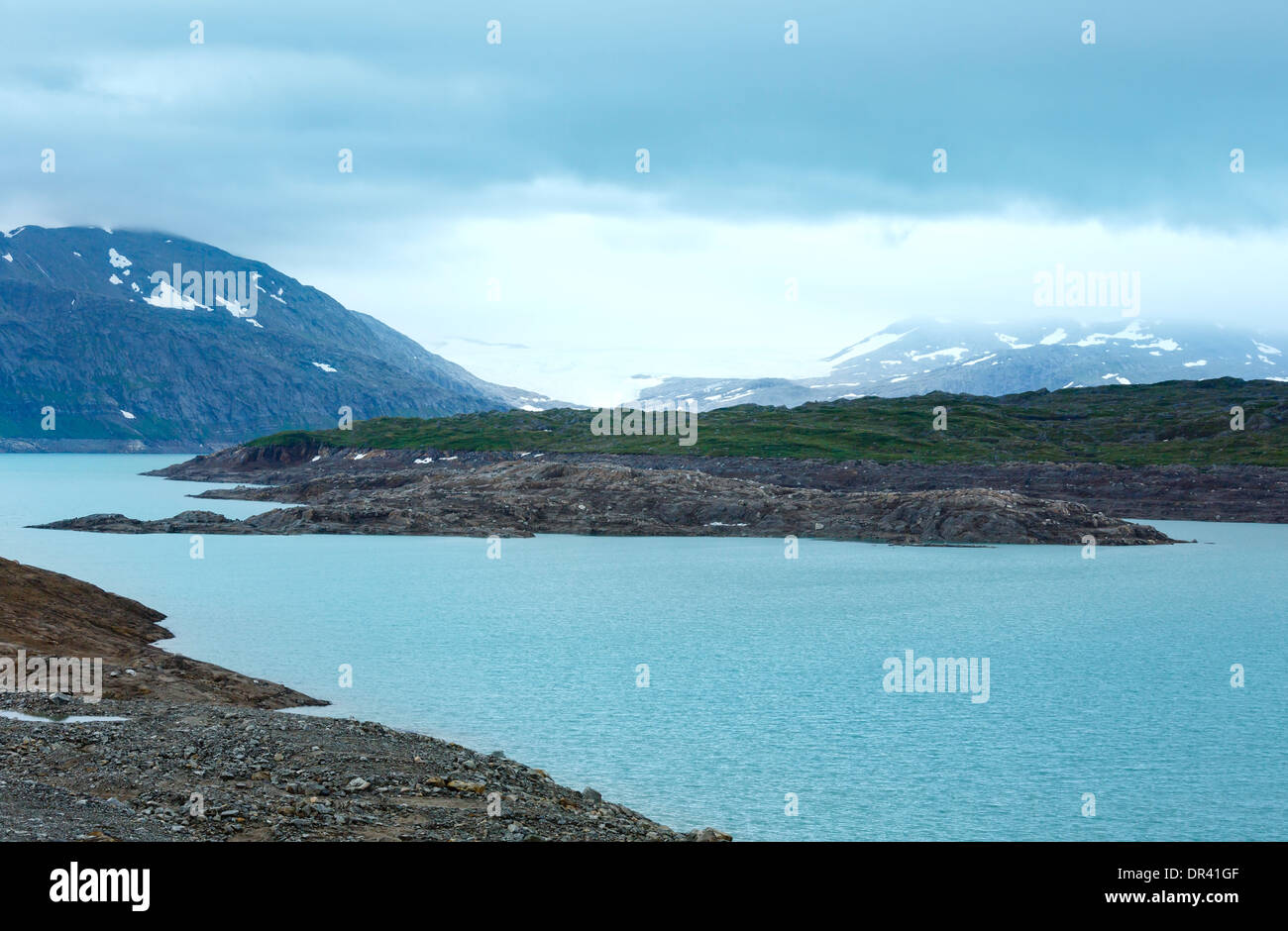 Berg-Wasser-Reservoir Storglomvatnet See (Meloy, Norge, in der Nähe von Svartisen-Gletscher) Stockfoto
