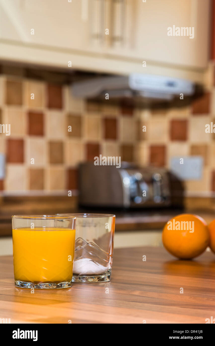 Orangensaft und Zucker, große Mengen an Zucker in Fruchtsäften. Stockfoto