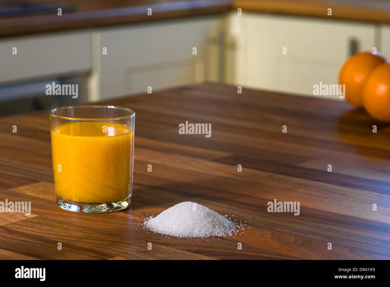 Orangensaft und Zucker, große Mengen an Zucker in Fruchtsäften. Stockfoto