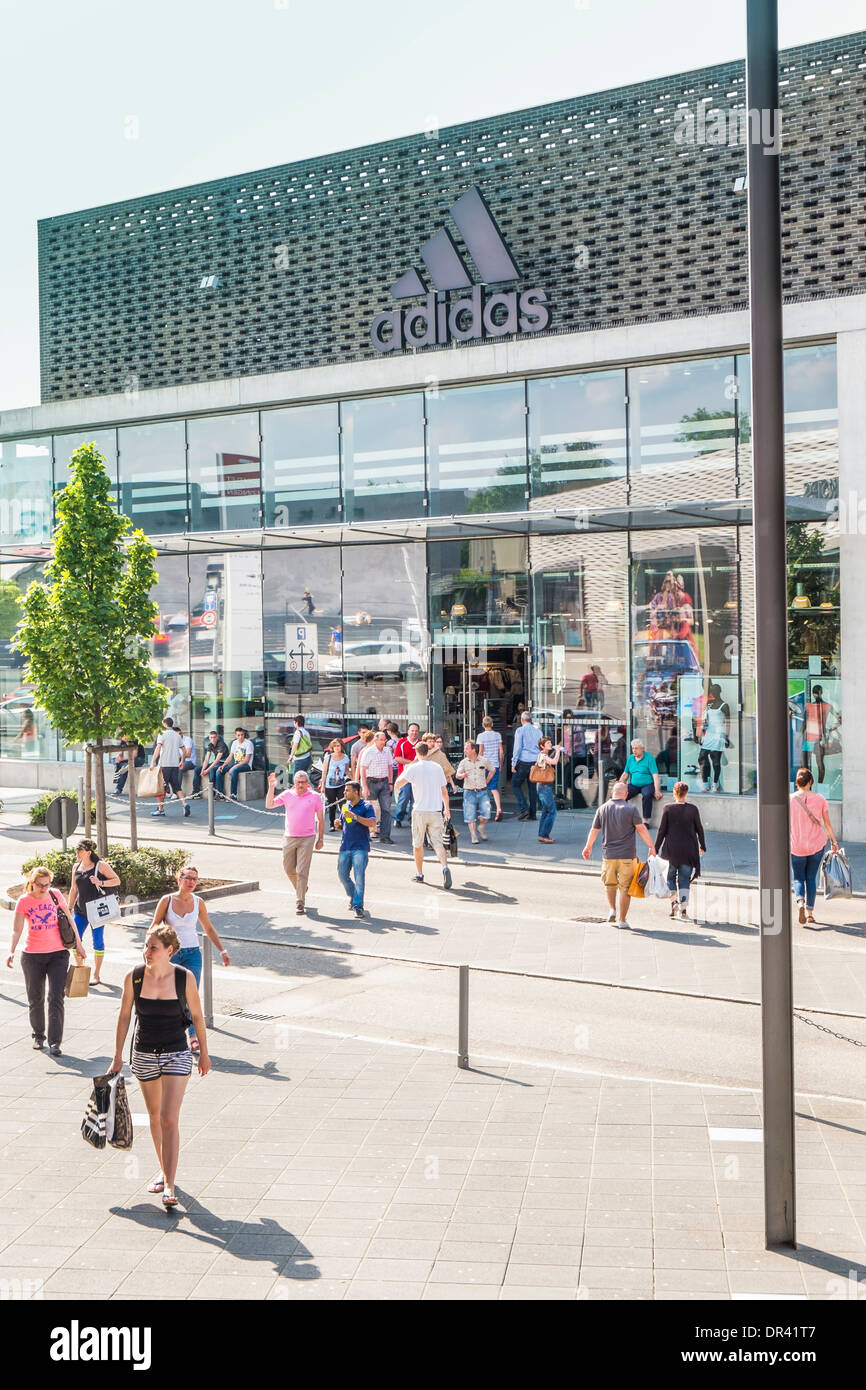 Käufer vor der Adidas Outlet speichern, Outlet City Metzingen,  Baden-Württemberg, Deutschland Stockfotografie - Alamy