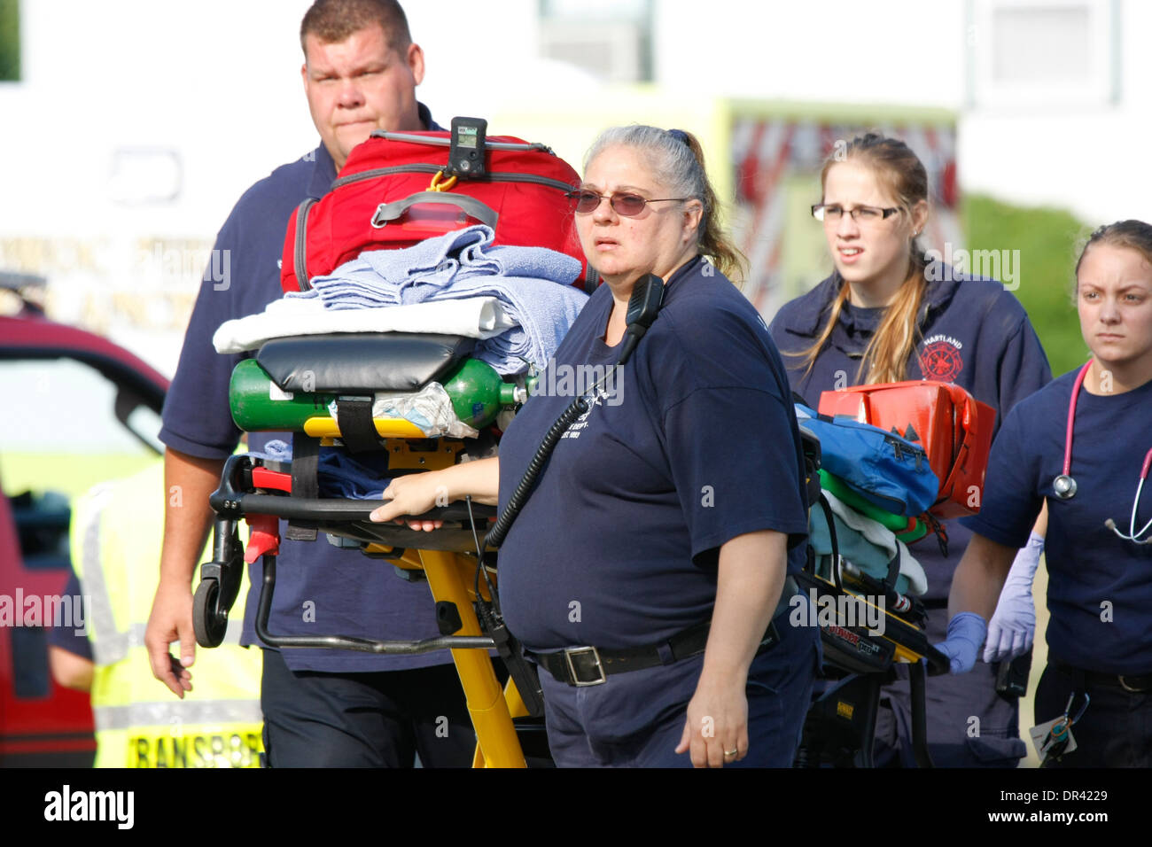 Ein EMT-Team zu Fuß von einem Krankenwagen Stockfoto