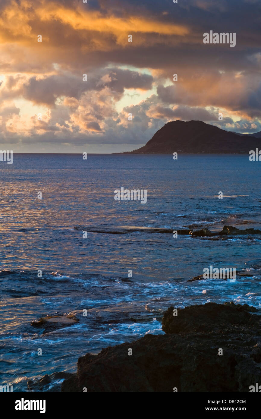Sonnenuntergang über dem südwestlichen Ufer in der Nähe von Paradise Cove, Kapolei, Oahu, Hawaii Stockfoto