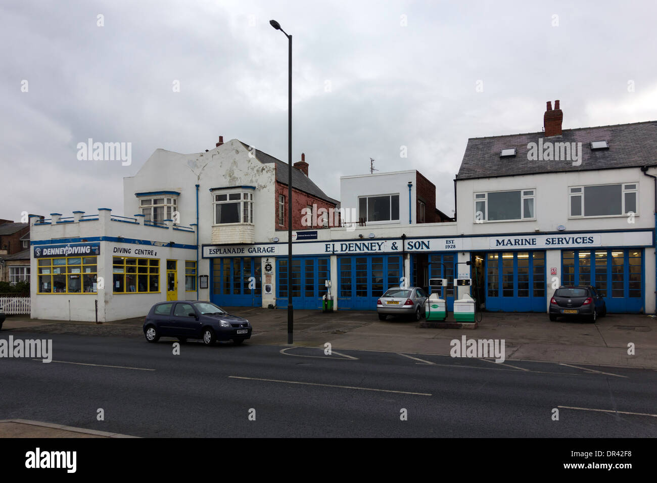 E.L Denny Motor Fahrzeug und Bootsreparaturen und Wartung Unternehmen am Strand von Redcar Cleveland North Yorkshire England Stockfoto