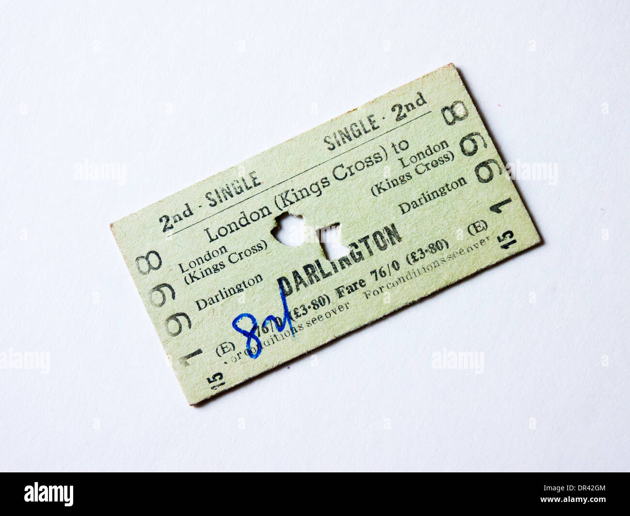 Ein zweiter Klasse Bahnticket zwischen London und Darlington aus den frühen 1970er Jahren in alten und der neuen Währung (dezimal) notiert. Stockfoto