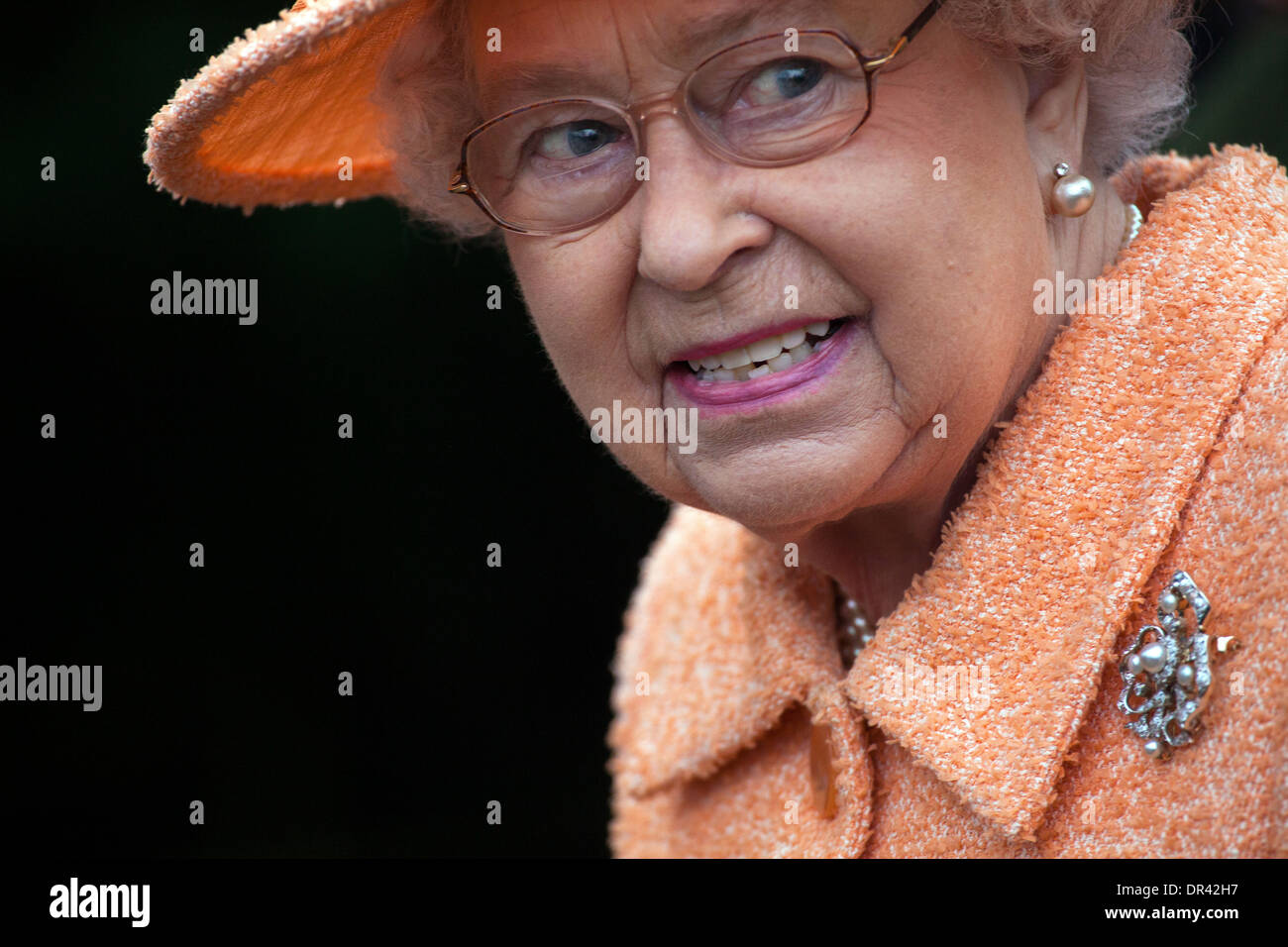 HM Königin Elizabeth II in der Kirche in Wolferton auf dem Anwesen von Sandringham 19.. Januar 2014 Stockfoto