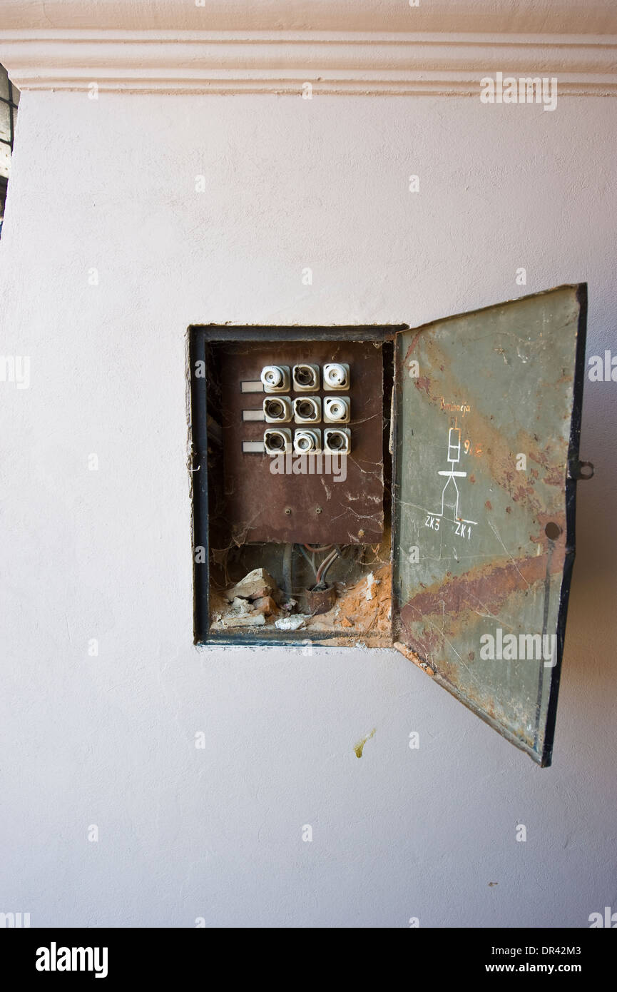 Eine weitläufige Sicherung box in der Wand auf der Straße. Stockfoto