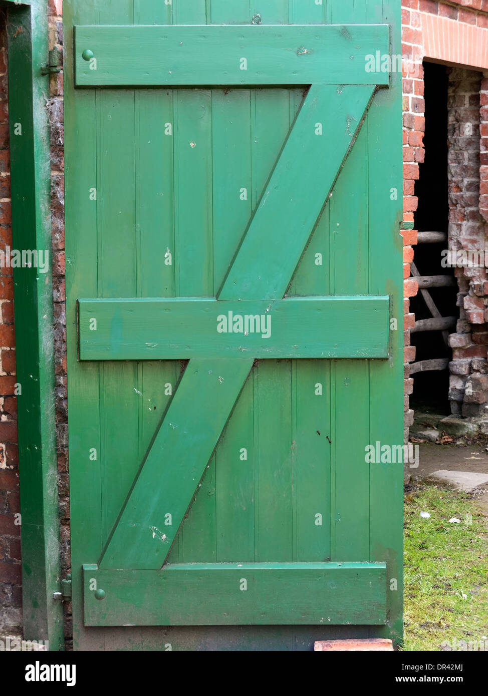 Grün bemalte Holztür mit Buchstaben "Z" geformten Latten Stockfoto