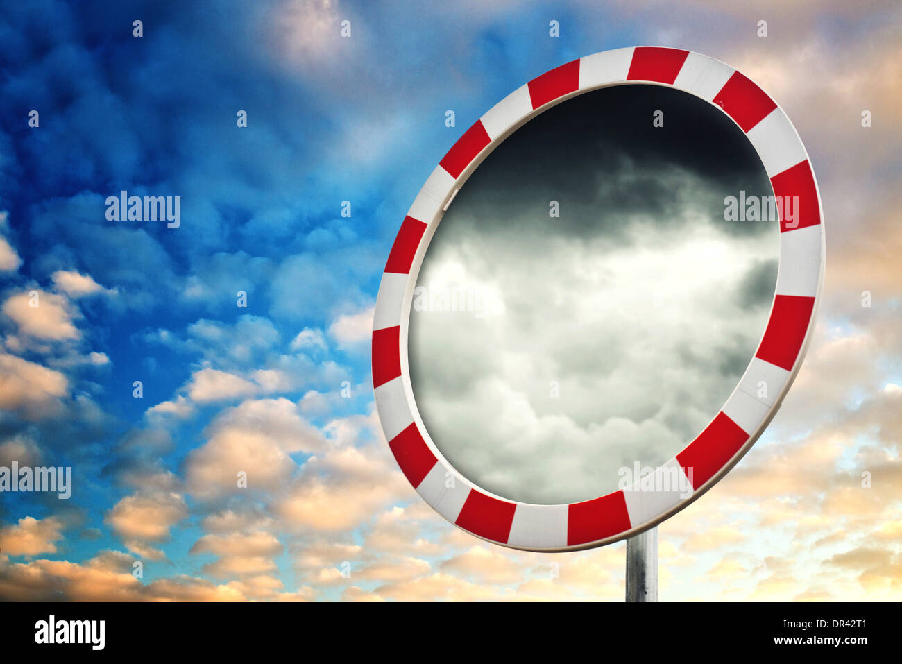 Wetter ändert, dramatischen Himmel in Straße-Spiegel. Konzeptbild. Stockfoto