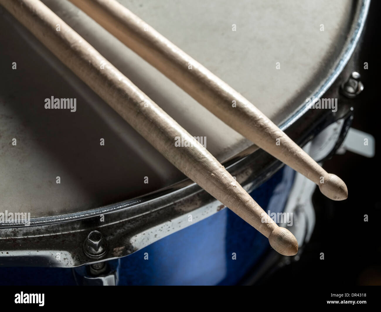Drumsticks ruht auf der Snare-Drum, für Musik, Unterhaltung Themen Stockfoto