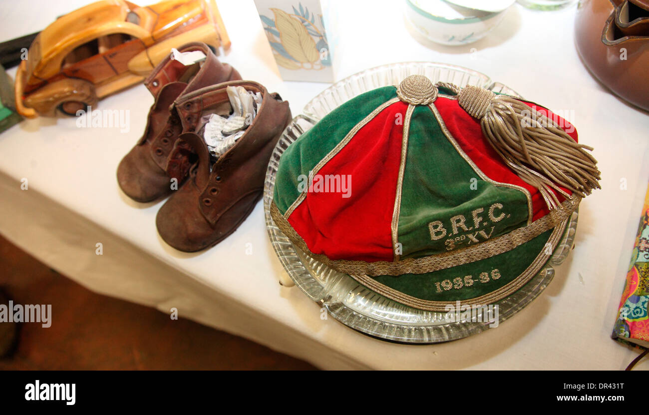 Eine 1935 / 36 B.R.F.C. Kappe zum Verkauf an Brocante, die Dublin Antiquitätenmarkt. Stockfoto