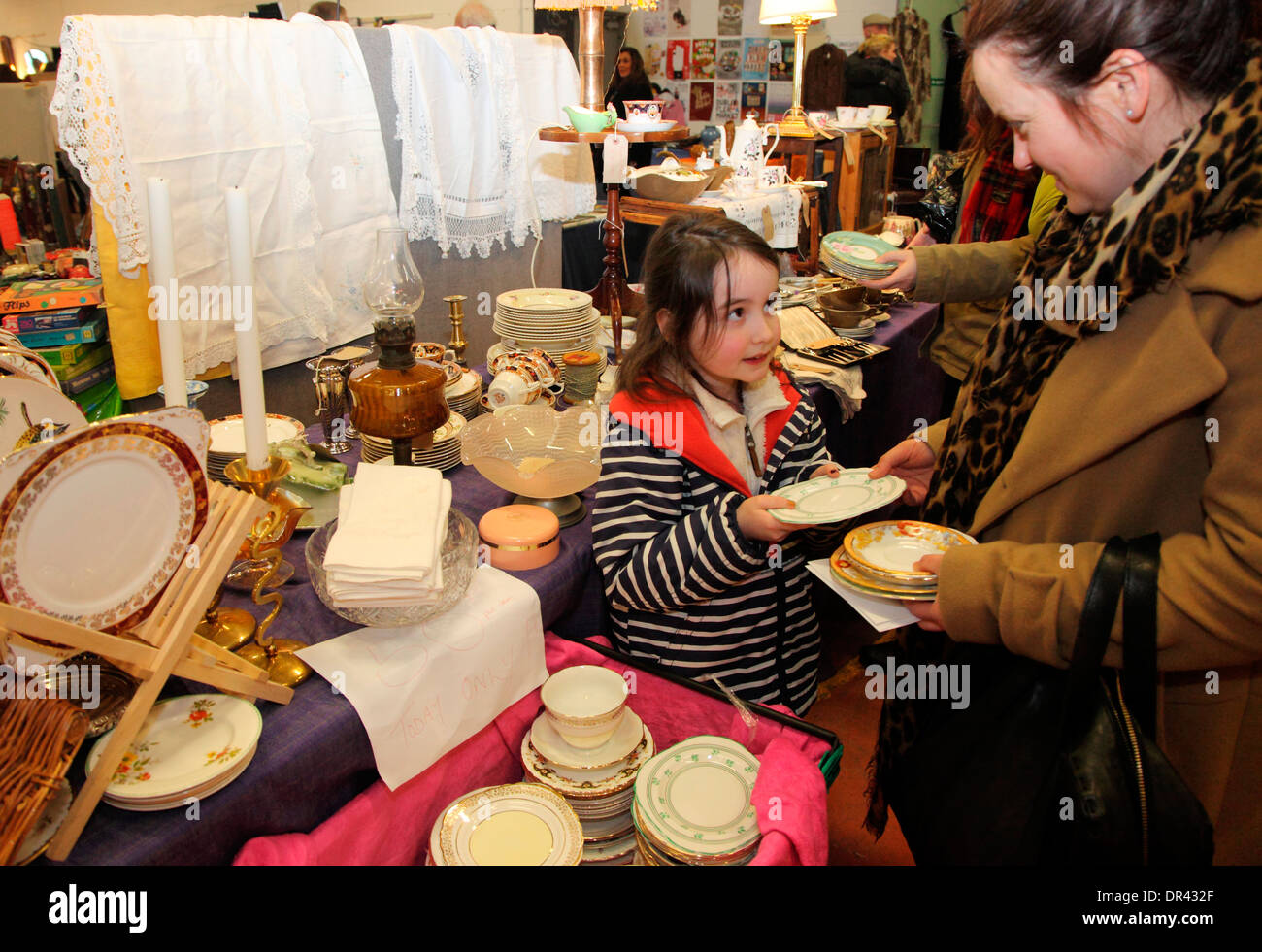 Ein junger Sammler bei Brocante Antiquitätenmarkt in Dublin. Stockfoto
