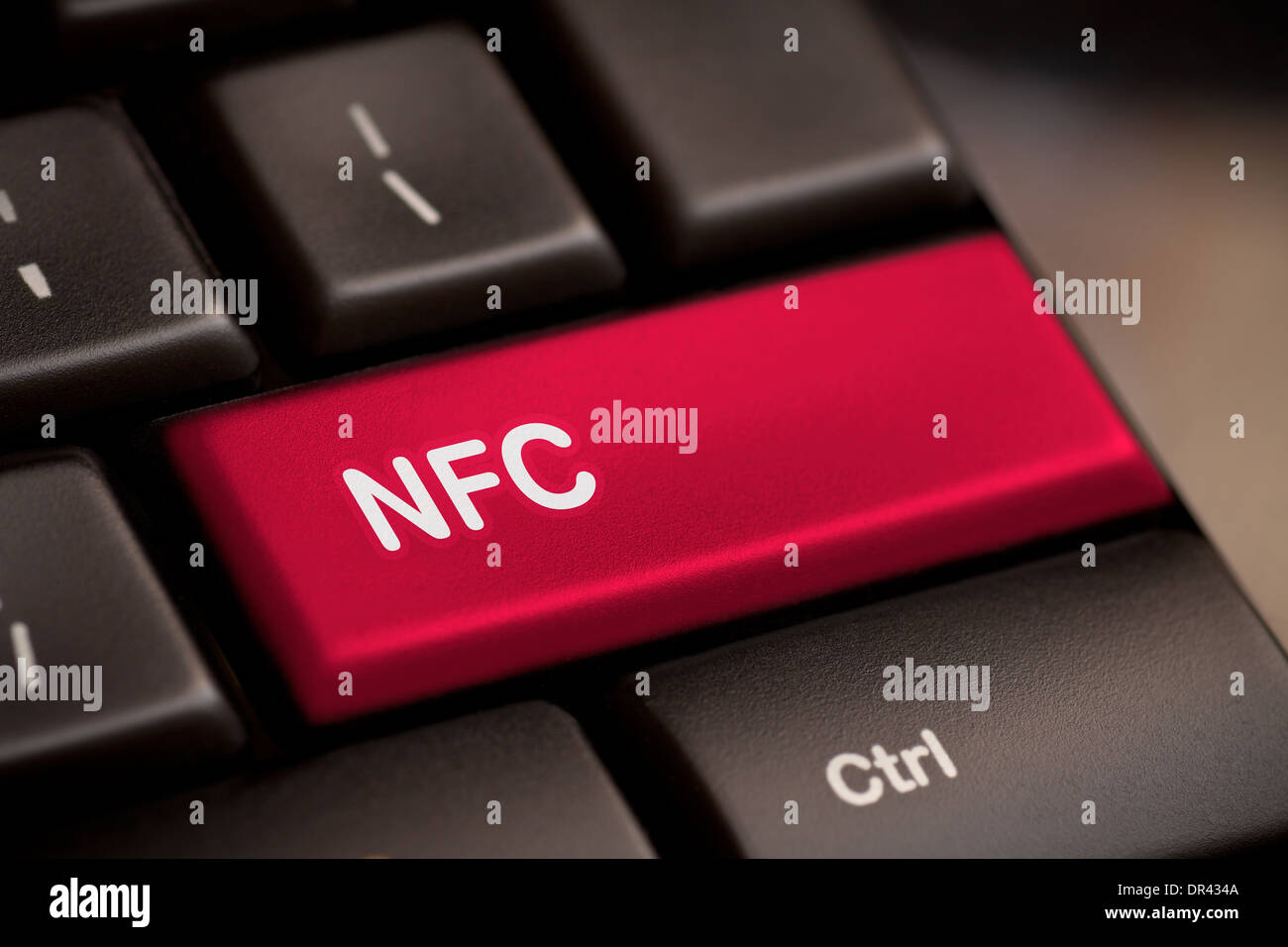 Computer-Tastatur mit NFC-Technologie. Nachricht auf Tastatur-Taste. Stockfoto