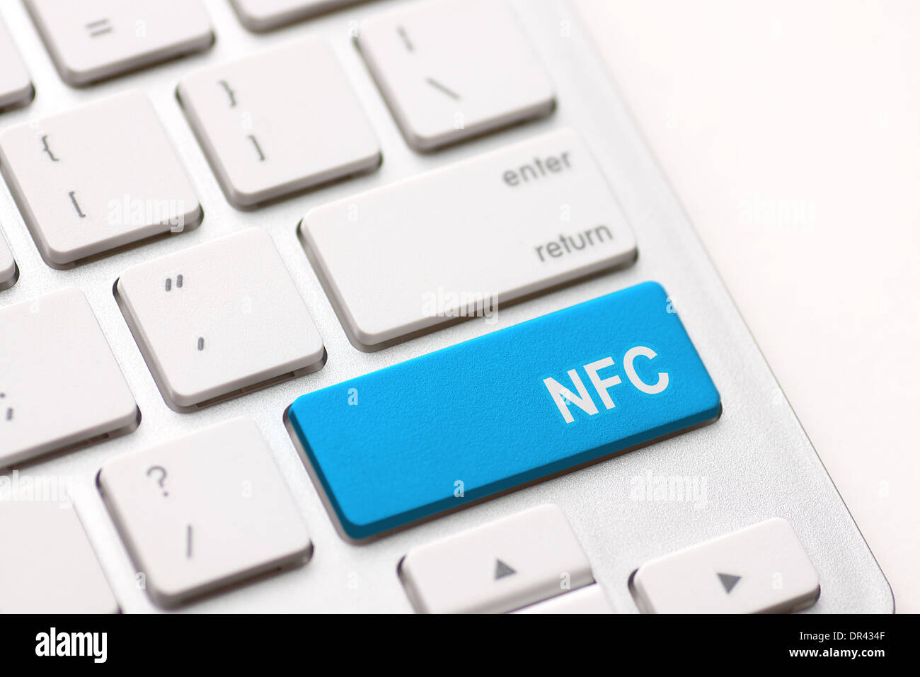 Computer-Tastatur mit NFC-Technologie. Nachricht auf Tastatur-Taste. Stockfoto