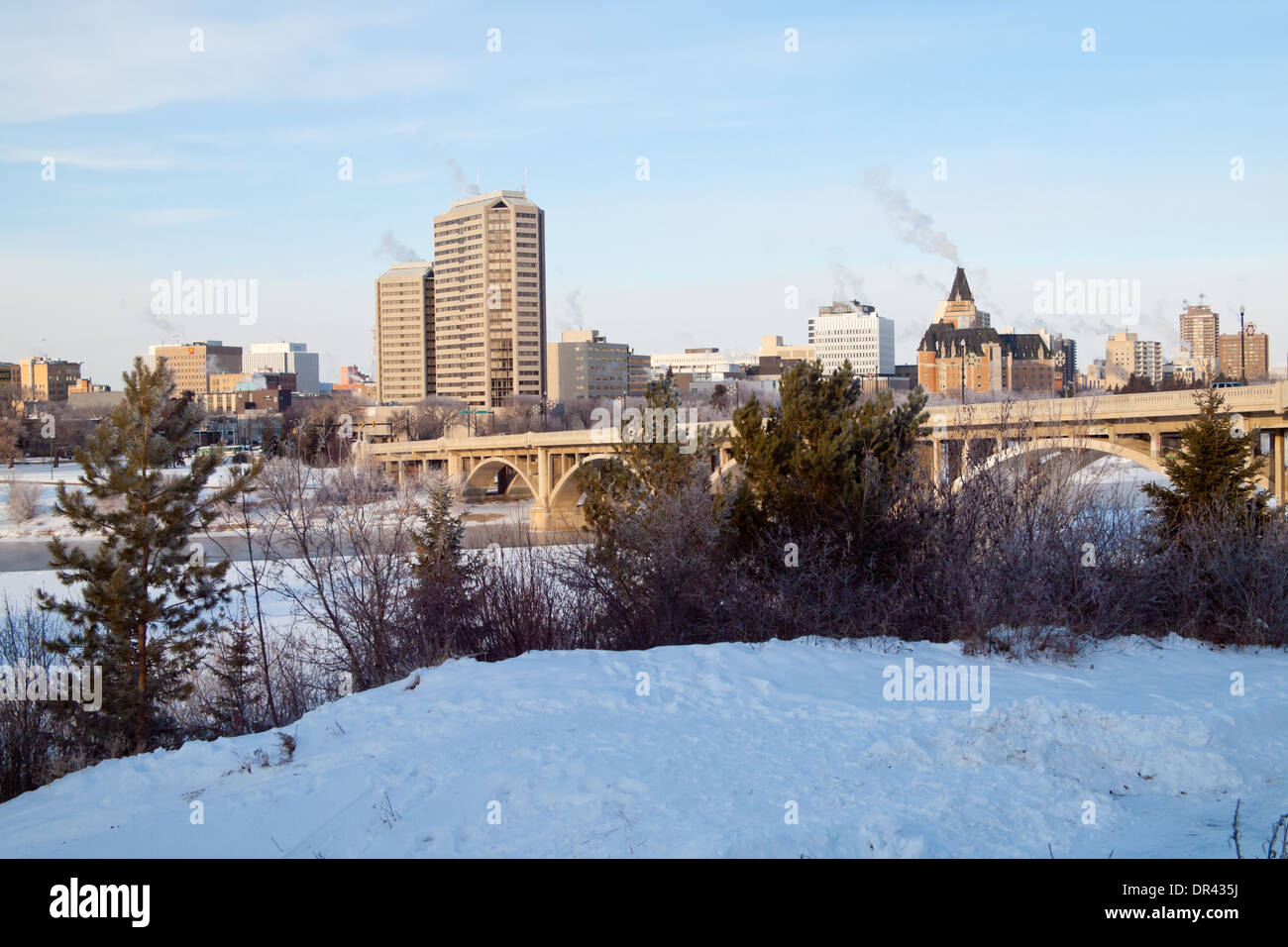 Ein Winter-Blick auf den Broadway Bridge und der Innenstadt von Saskatoon, Saskatchewan, Kanada. Stockfoto