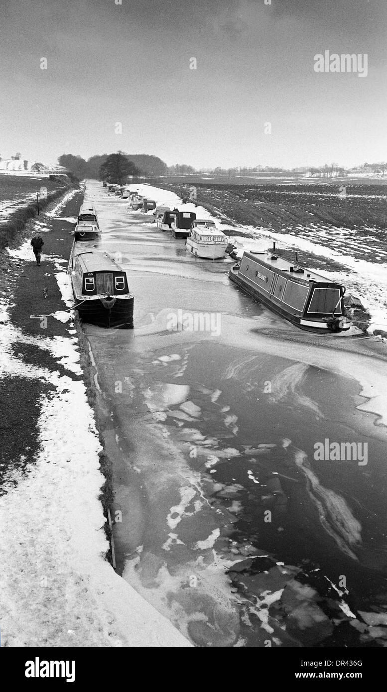 Narrowboats in gefrorenen Kanal Norbury Junction in Staffordshire auf dem Shropshire-Union-Kanal 17.02.1985 Stockfoto