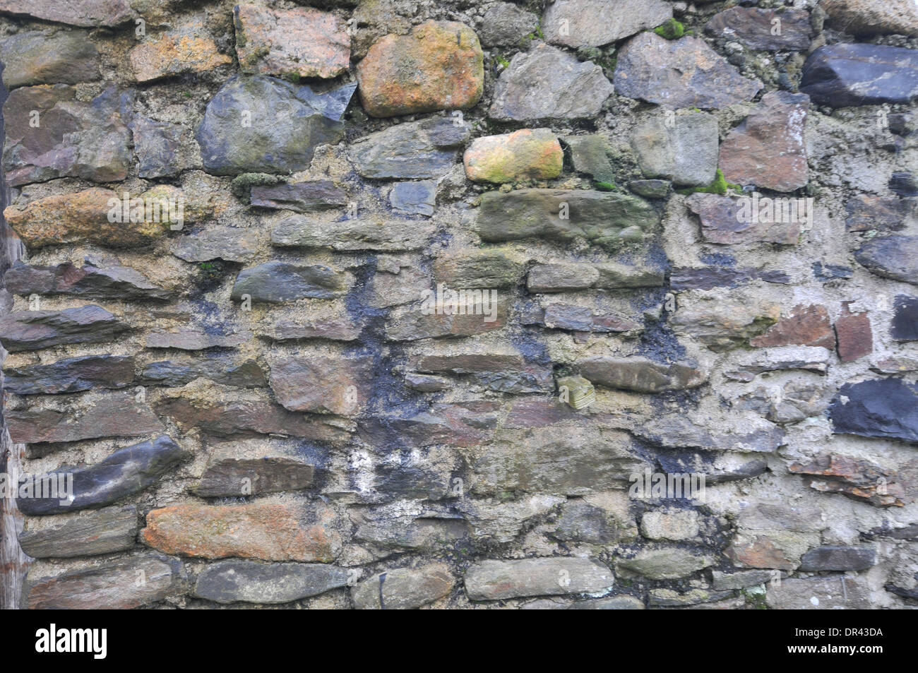 Steinmauer, alten verwitterten Steinen, Zufallsmuster, grau- und Brauntöne Stockfoto