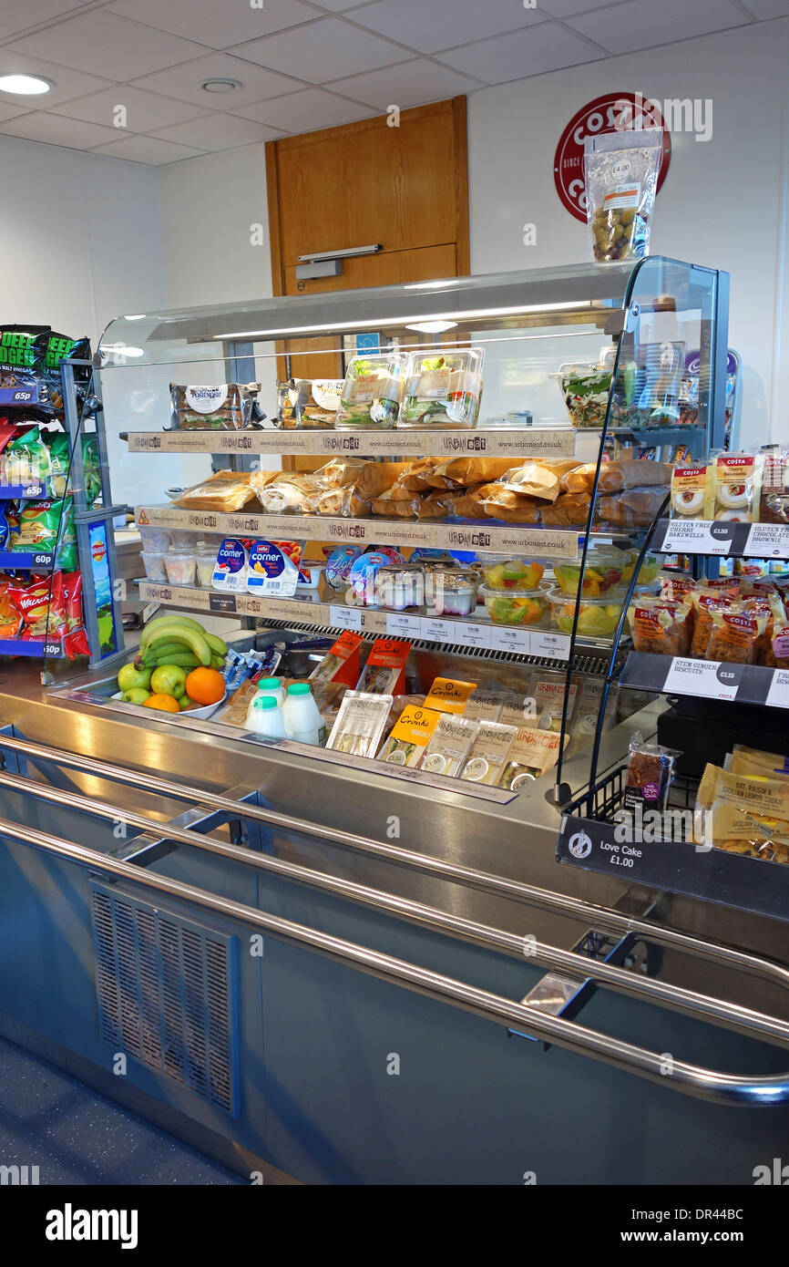eine Vitrine nehmen Sie auswärts essen in einem Straßencafé Stockfoto