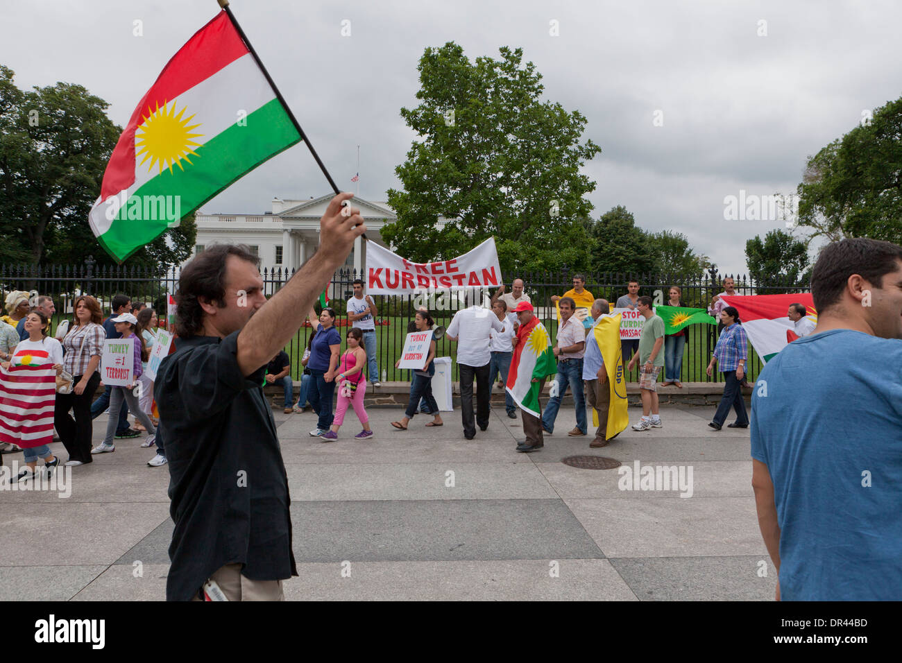 Amerikanische Kurden halten eine kurdische Fahne vor dem weißen Haus Stockfoto
