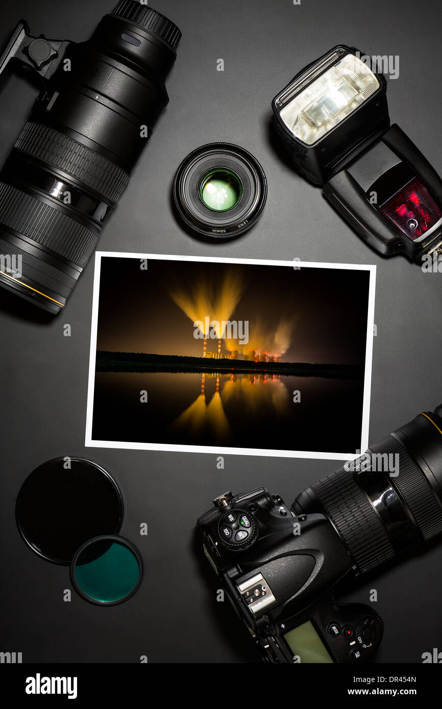 Kamera und Objektiv auf Schwarz zeigt Fotograf Stillleben Stockfoto