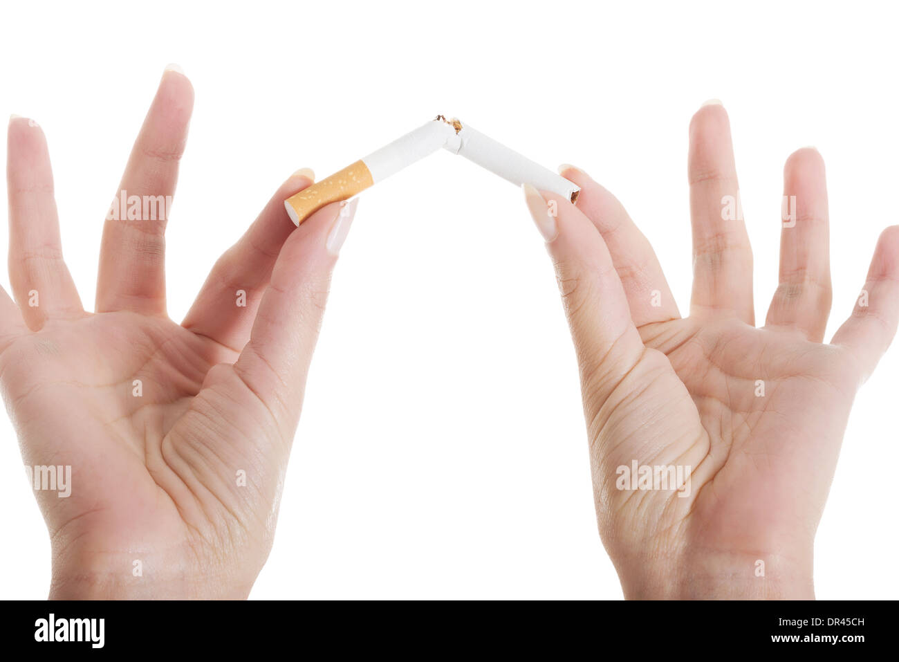 Gebrochene Zigarette in Frauenhand. isoliert auf weiss. Stockfoto