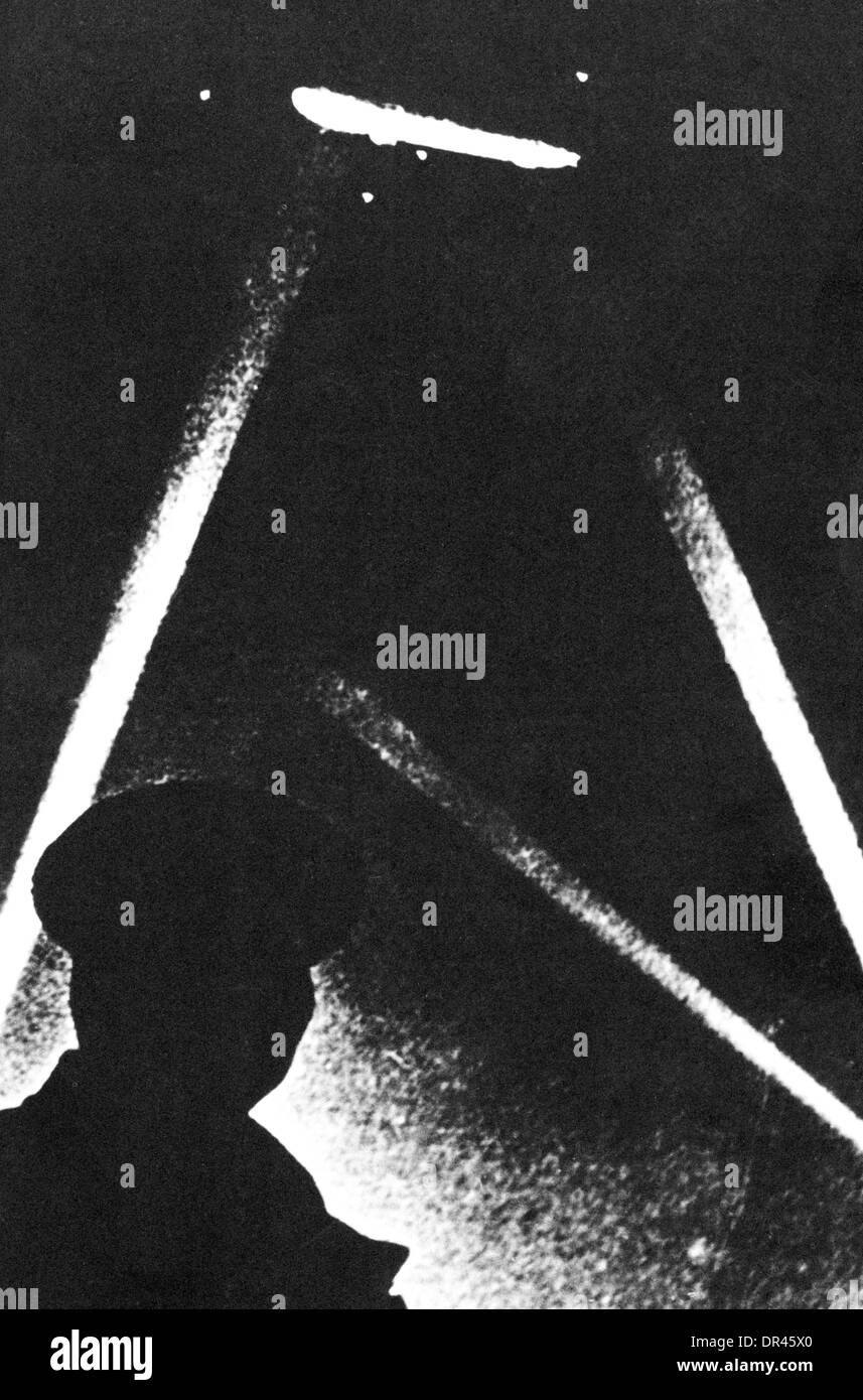 Zeppelin Raid, 1917-Foto eines deutschen Nacht Mombing Angriff auf London, das Luftschiff ausgesucht von Suchscheinwerfern Stockfoto