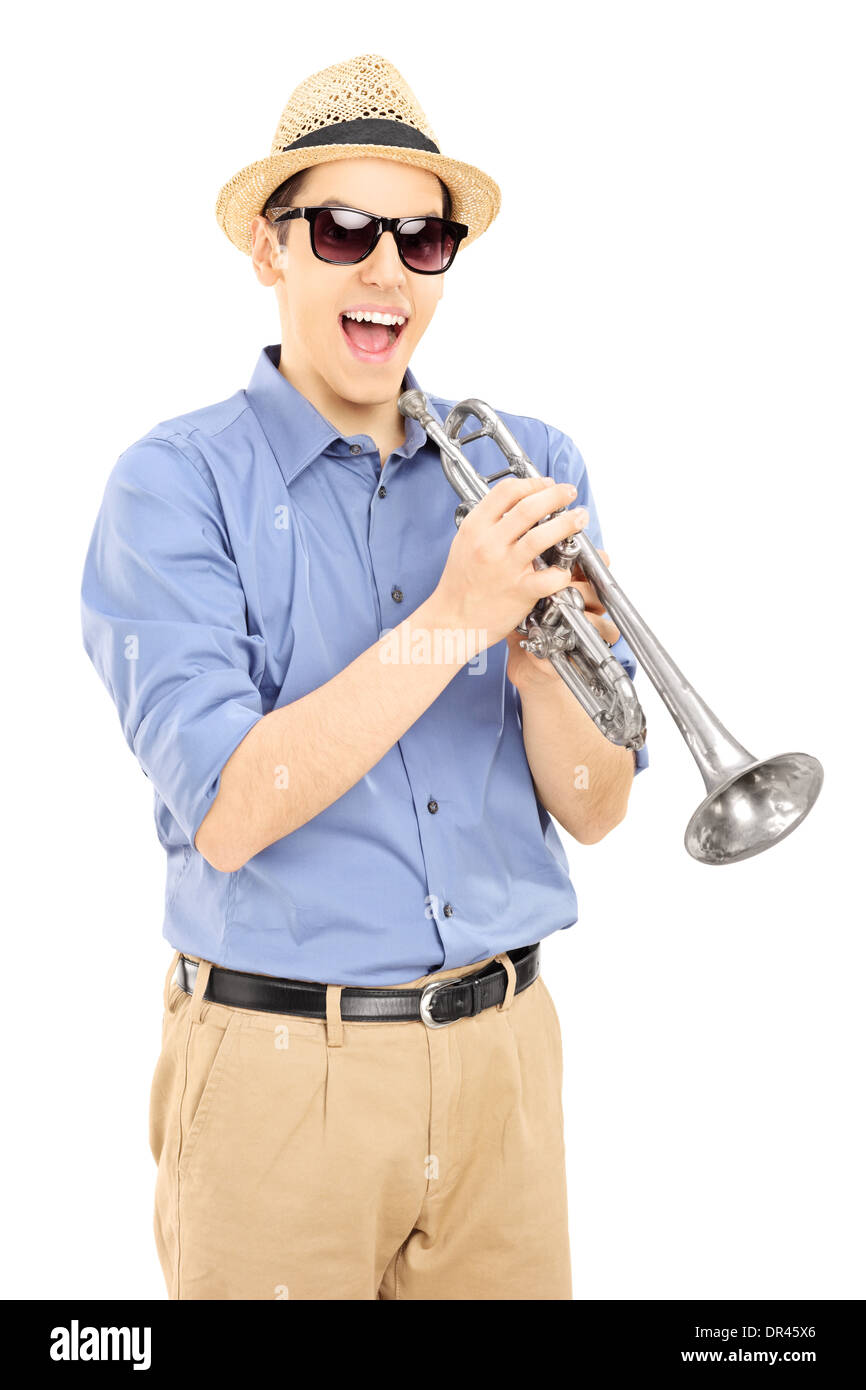 Begeistert junge Musiker Sonnenbrille trägt und hält eine silberne Trompete Stockfoto