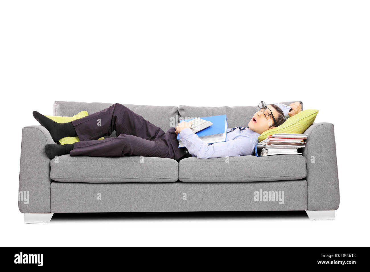 Junger Buchhalter auf einer Couch schlafen erschöpft Stockfoto