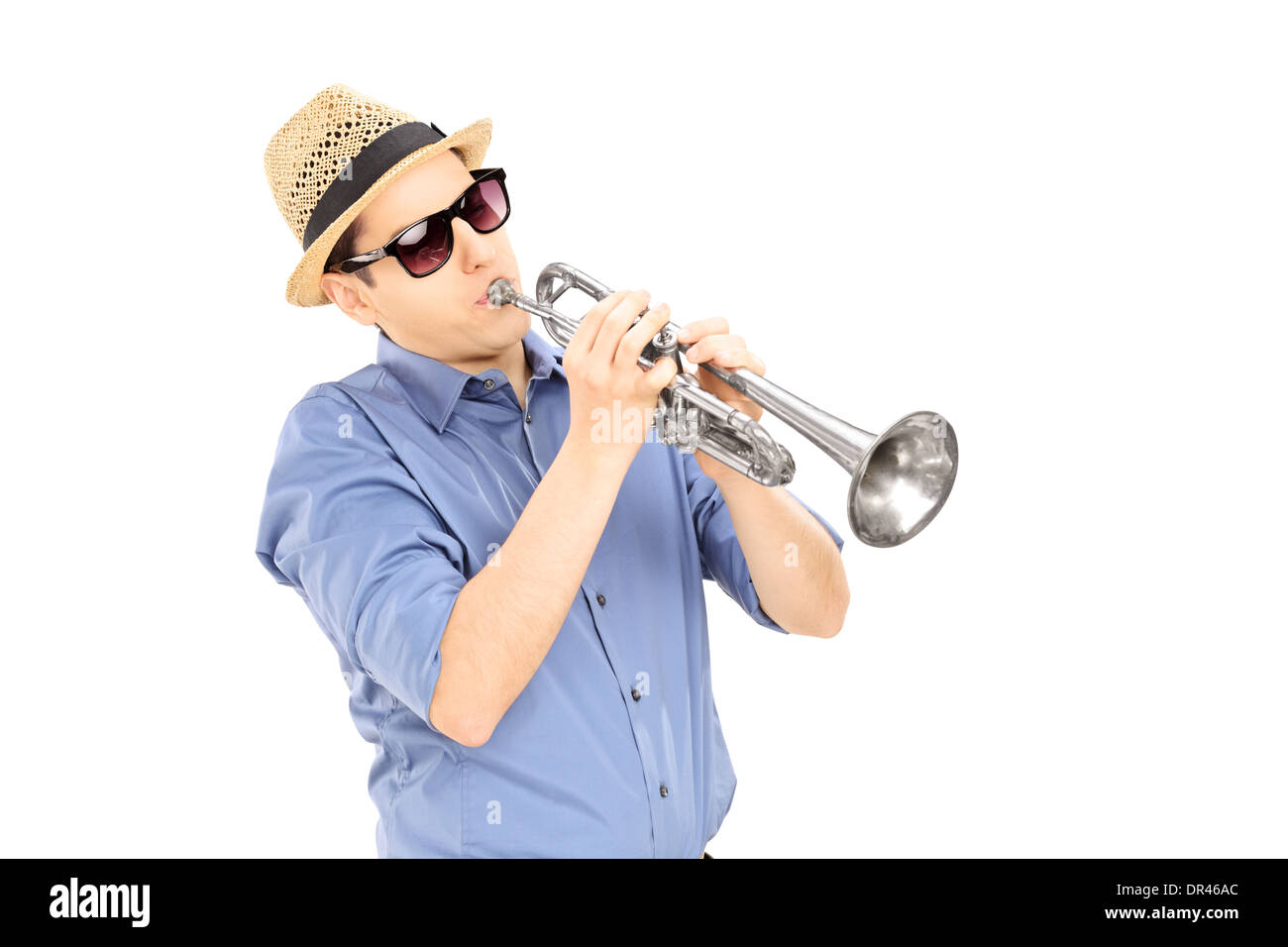 Junge männliche Musiker mit Sonnenbrille, Trompete Stockfoto