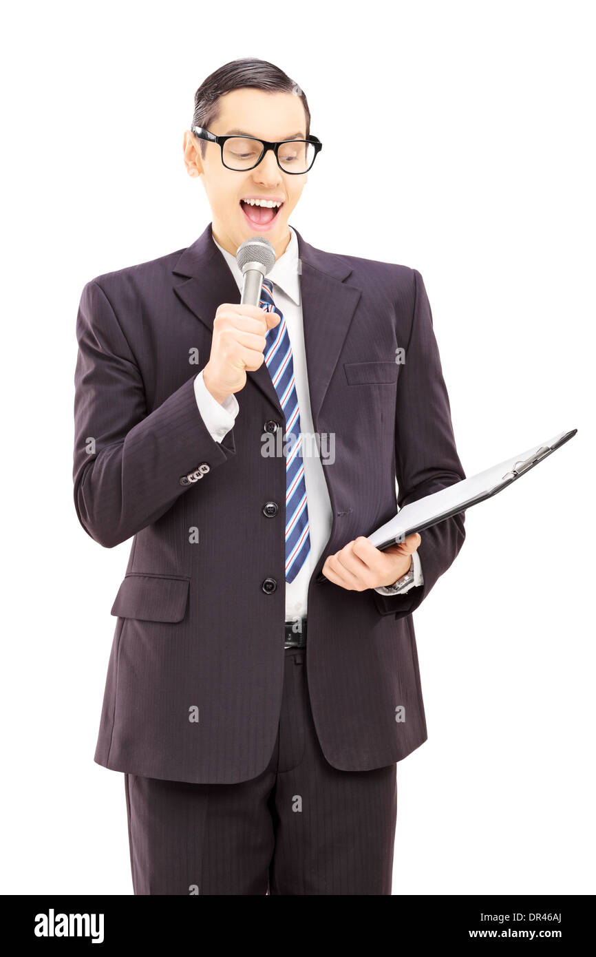 Junge männliche Moderator mit Mikrofon und Zwischenablage Stockfoto