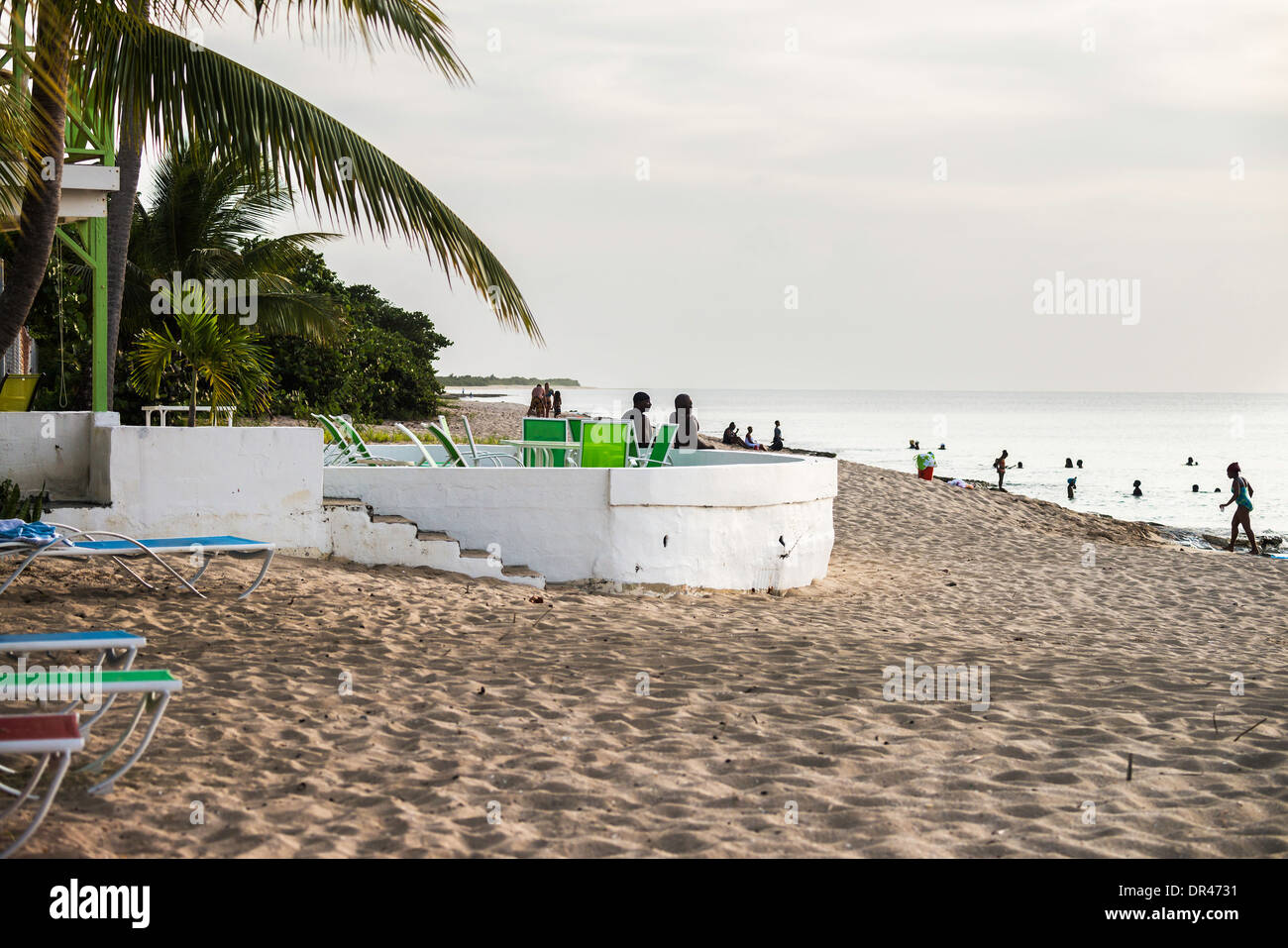Eine große Gruppe von Menschen, vor allem Afro-Amerikaner, Schwimmen und spielen am Strand von Sandburg am westlichen Ende der St. Croix, Amerikanische Jungferninseln genießen. Stockfoto