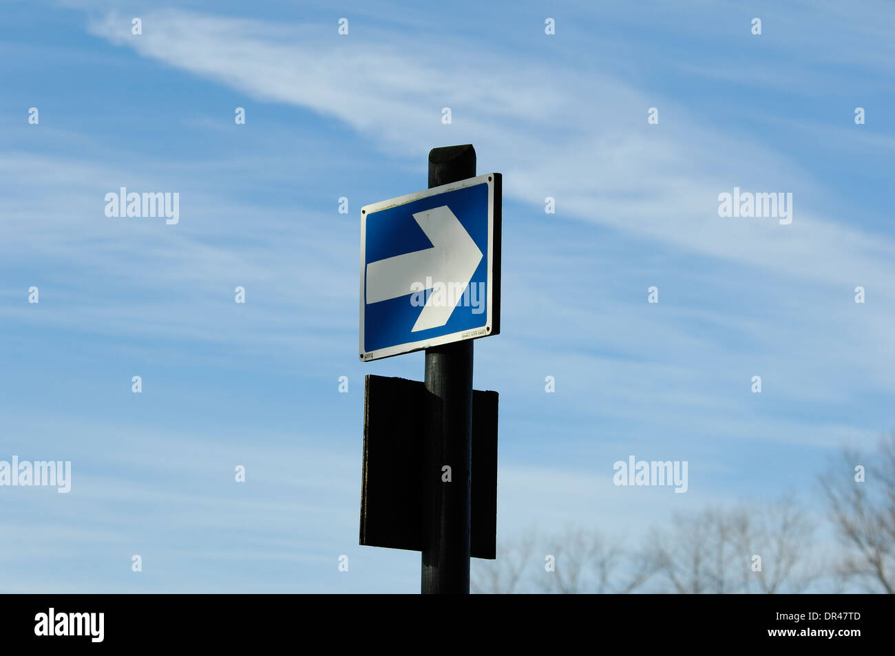 Sign post mit Pfeil, die Richtung des Spielraums für Straßenfahrzeuge Stockfoto