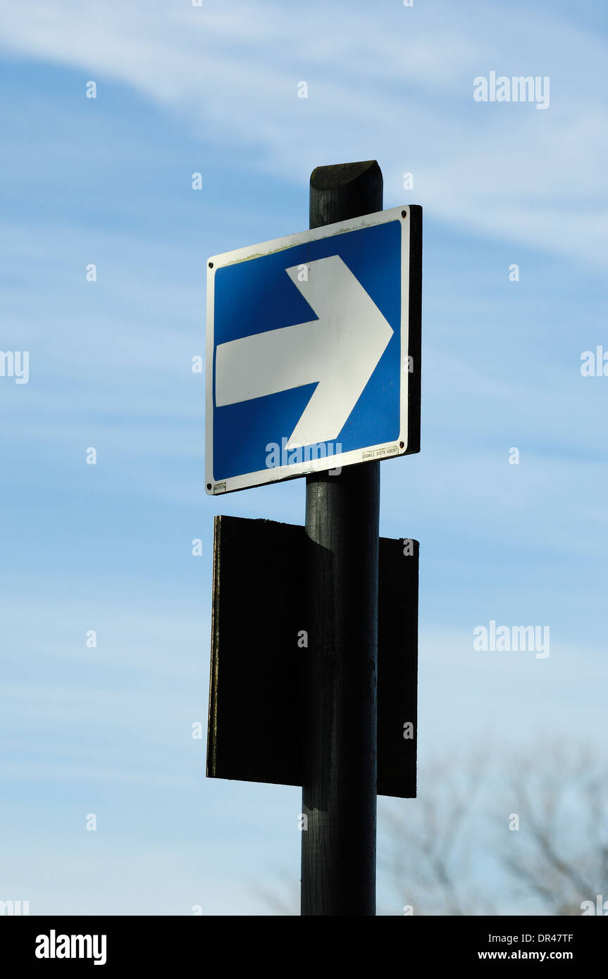 Sign post mit Pfeil, die Richtung des Spielraums für Straßenfahrzeuge Stockfoto