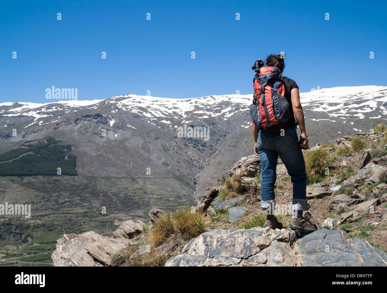 Weibliche Walker Om Bergwanderweg Trevelez Dorf in La Alpujarra Region von Andalusien, Spanien. Stockfoto