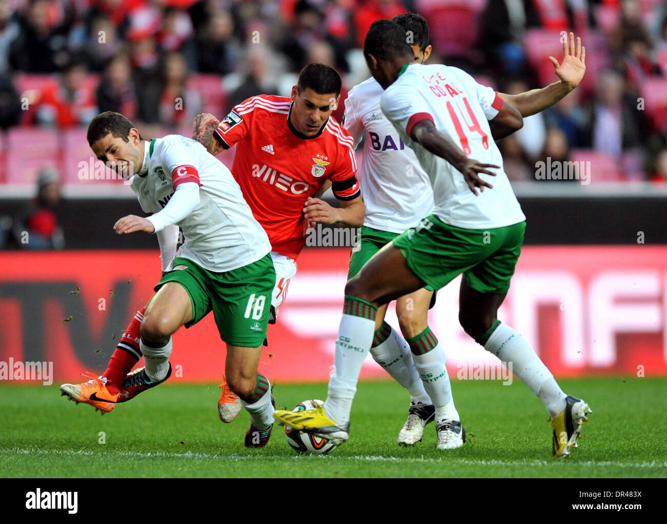 Lissabon, Portugal. 19. Januar 1914. Maximiliano Pereir (2. L) von Benfica konkurriert während der portugiesische Premier League-Fußballspiel gegen Maritimo in Lissabon, Portugal, am 19. Januar 1914. Benfica gewann 2: 0. Bildnachweis: Zhang Liyun/Xinhua/Alamy Live-Nachrichten Stockfoto