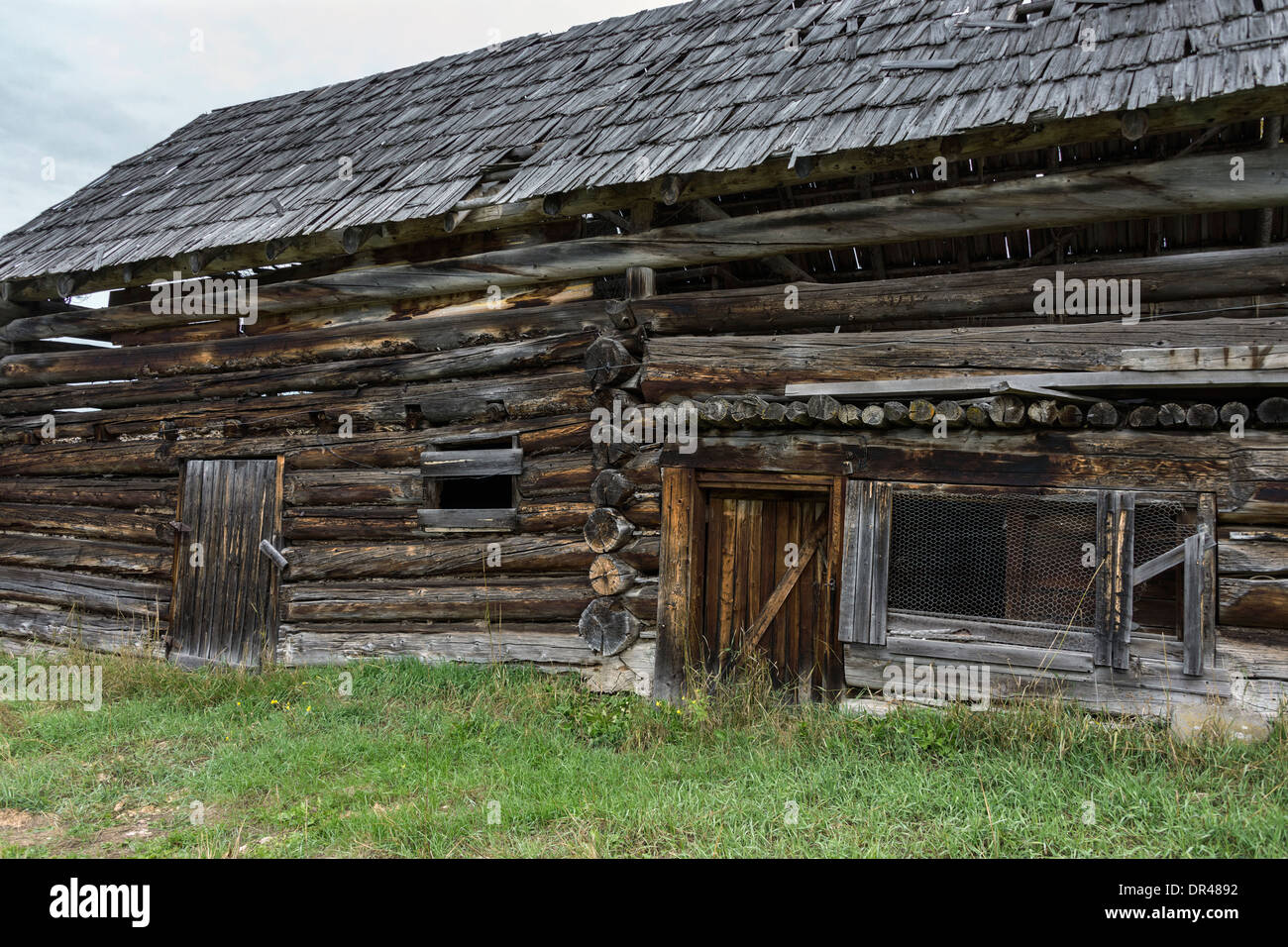 Log-Scheune auf einem Bauernhof in der Nähe von wahrscheinlich, Cariboo Chilcotin Region, Britisch-Kolumbien Stockfoto