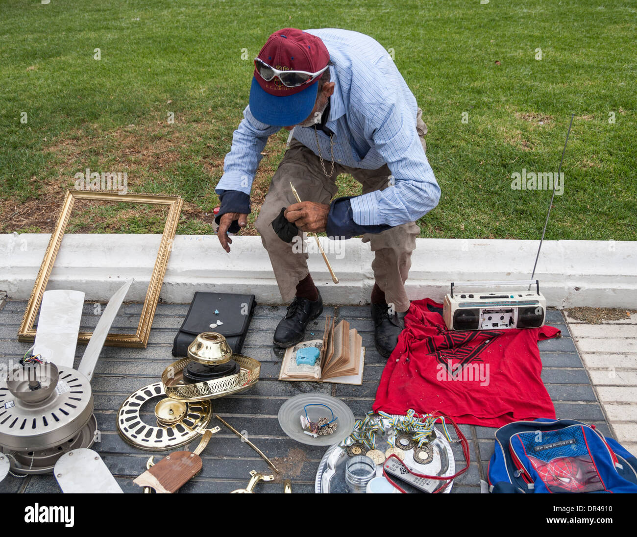 Älterer Mann Kleinigkeiten am Sonntagsmarkt in Las Palmas, Gran Canaria zu verkaufen Stockfoto