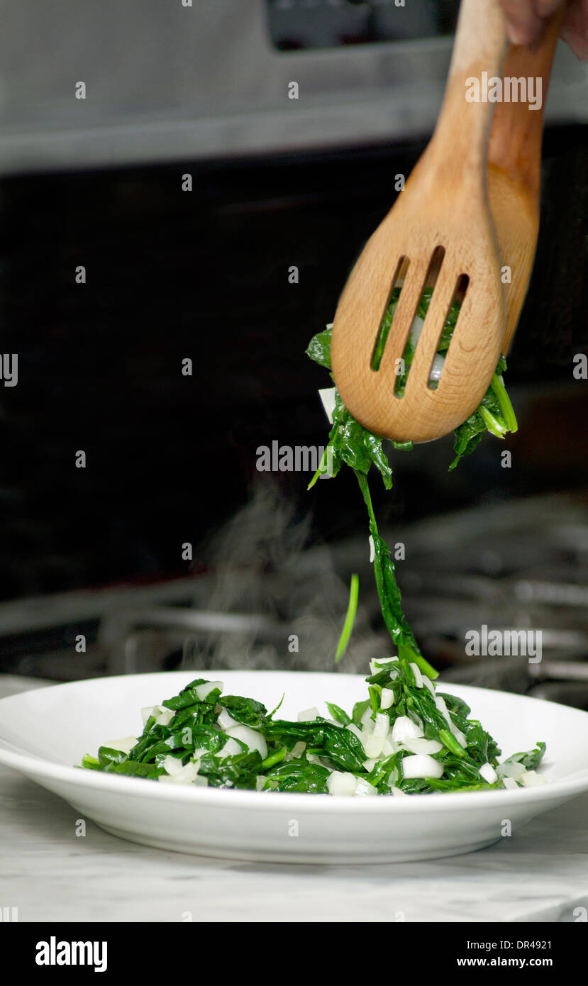 Gekochter Spinat serviert oder geworfen wird Stockfoto