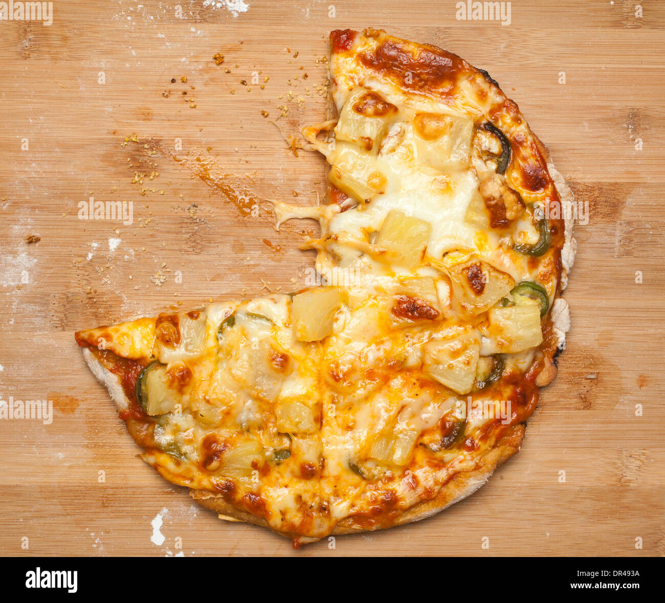 Käse-Pizza mit Scheiben gegessen Stockfoto
