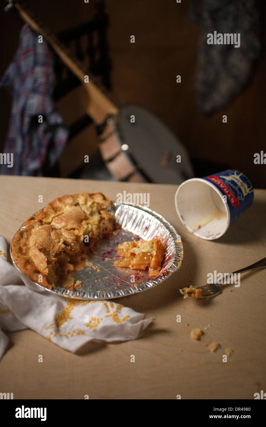 Chaotisch Hälfte gegessen Apfelkuchen ökologischen Hintergrund Stockfoto