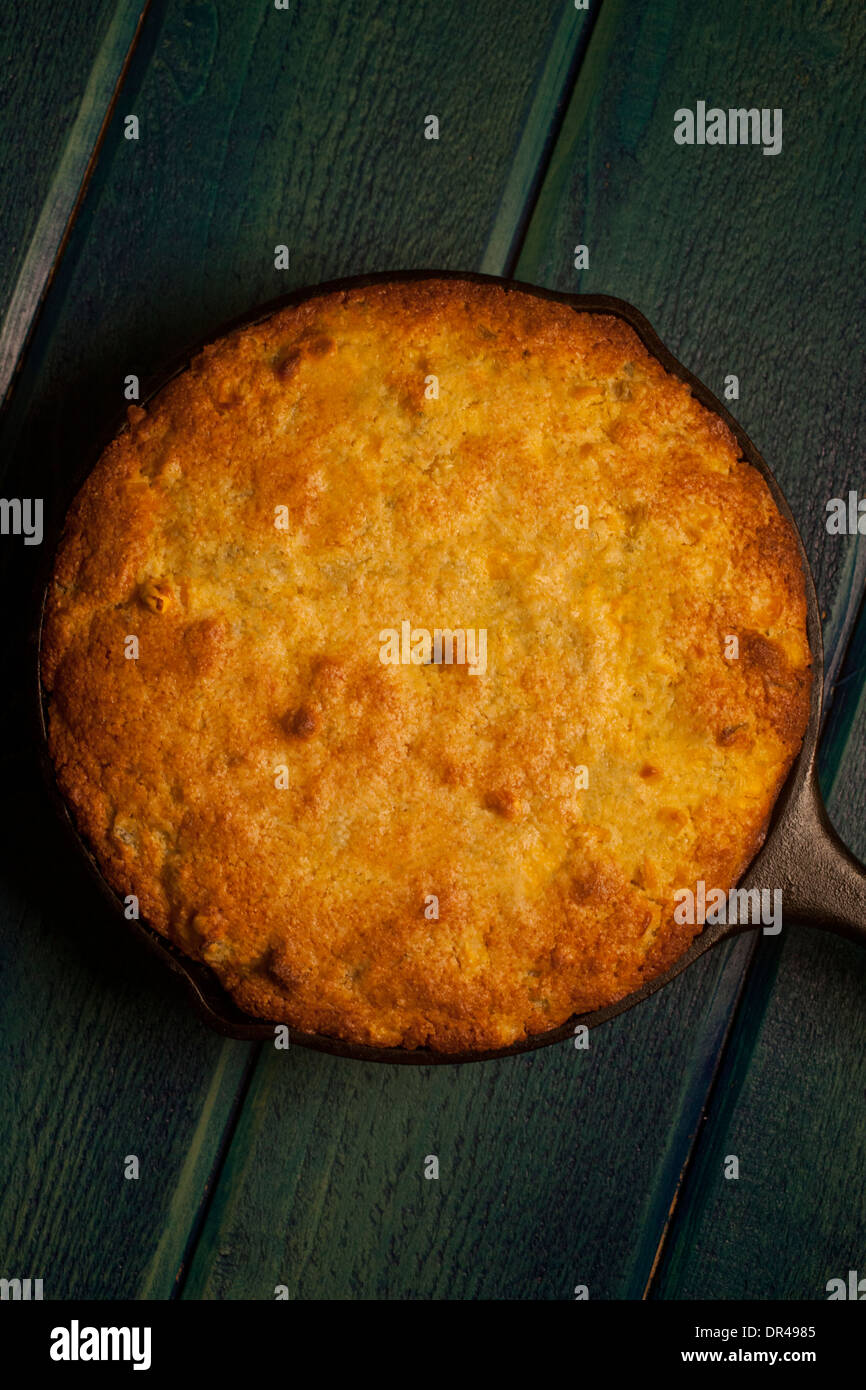 Ganze Runde Maisbrot gekocht in einer gusseisernen Pfanne overhead Stockfoto