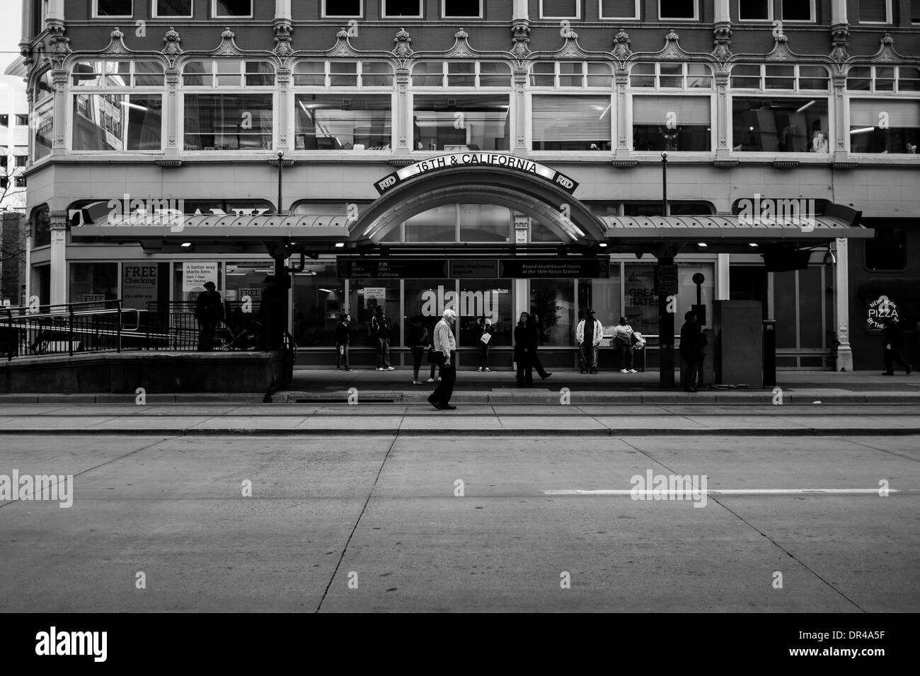 Alter Mann an der Stadtbahn-Station auf 16 & California in Denver, Colorado. Stockfoto