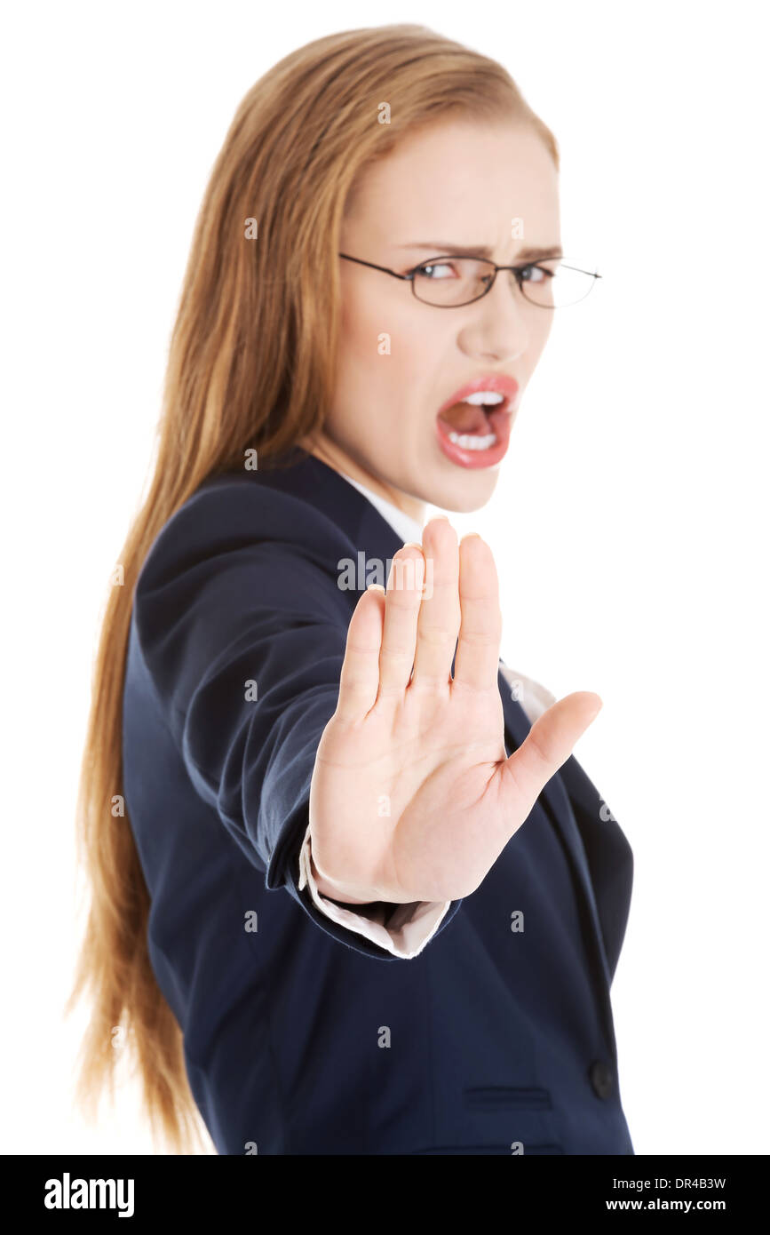Schöne Geschäftsfrau zeigt Stop Geste mit der Hand und schreit. Auf Seite konzentrieren. Isoliert auf weiss. Stockfoto