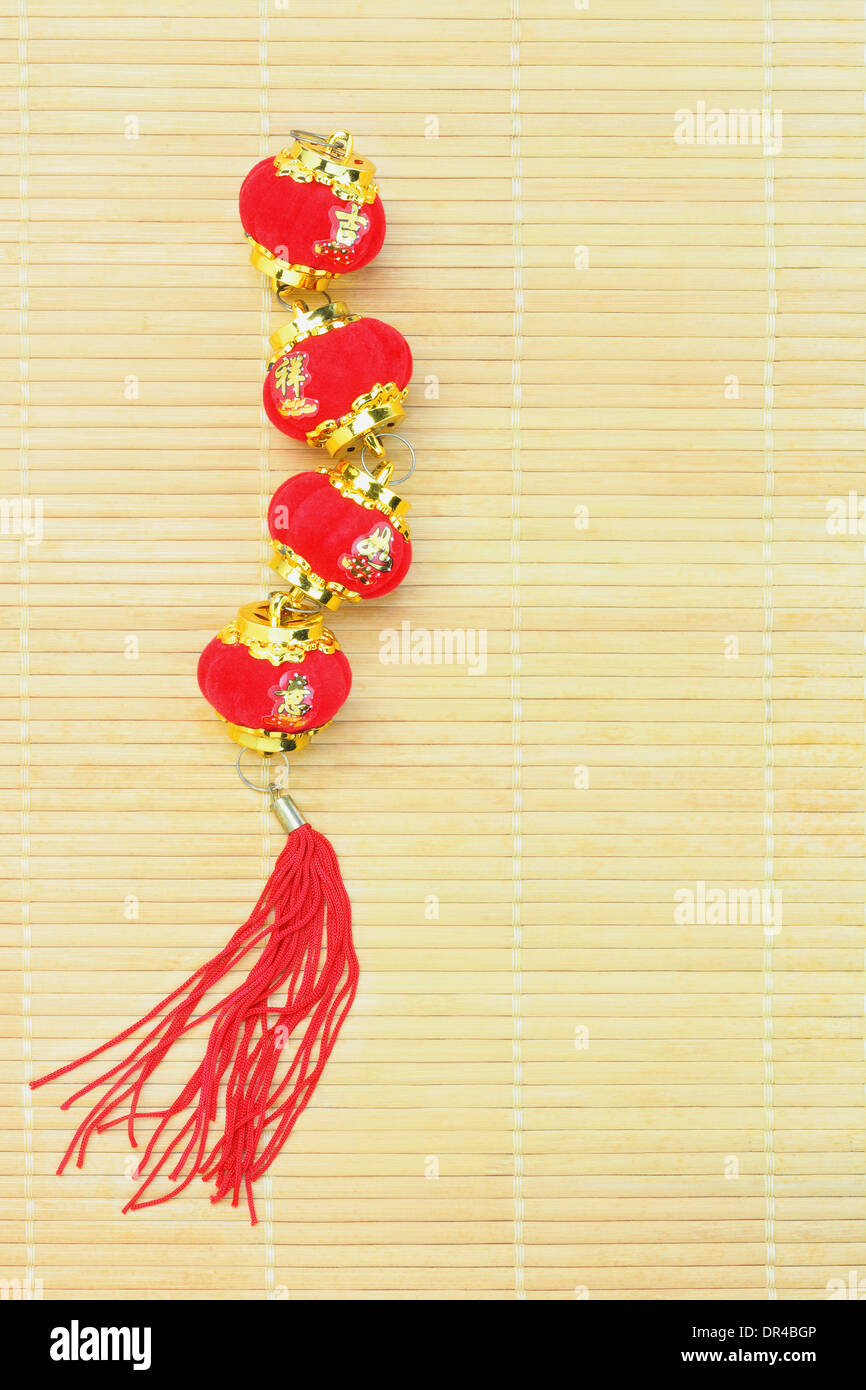 Chinese New Year Laterne Ornament auf Bambusmatte mit Textfreiraum Stockfoto