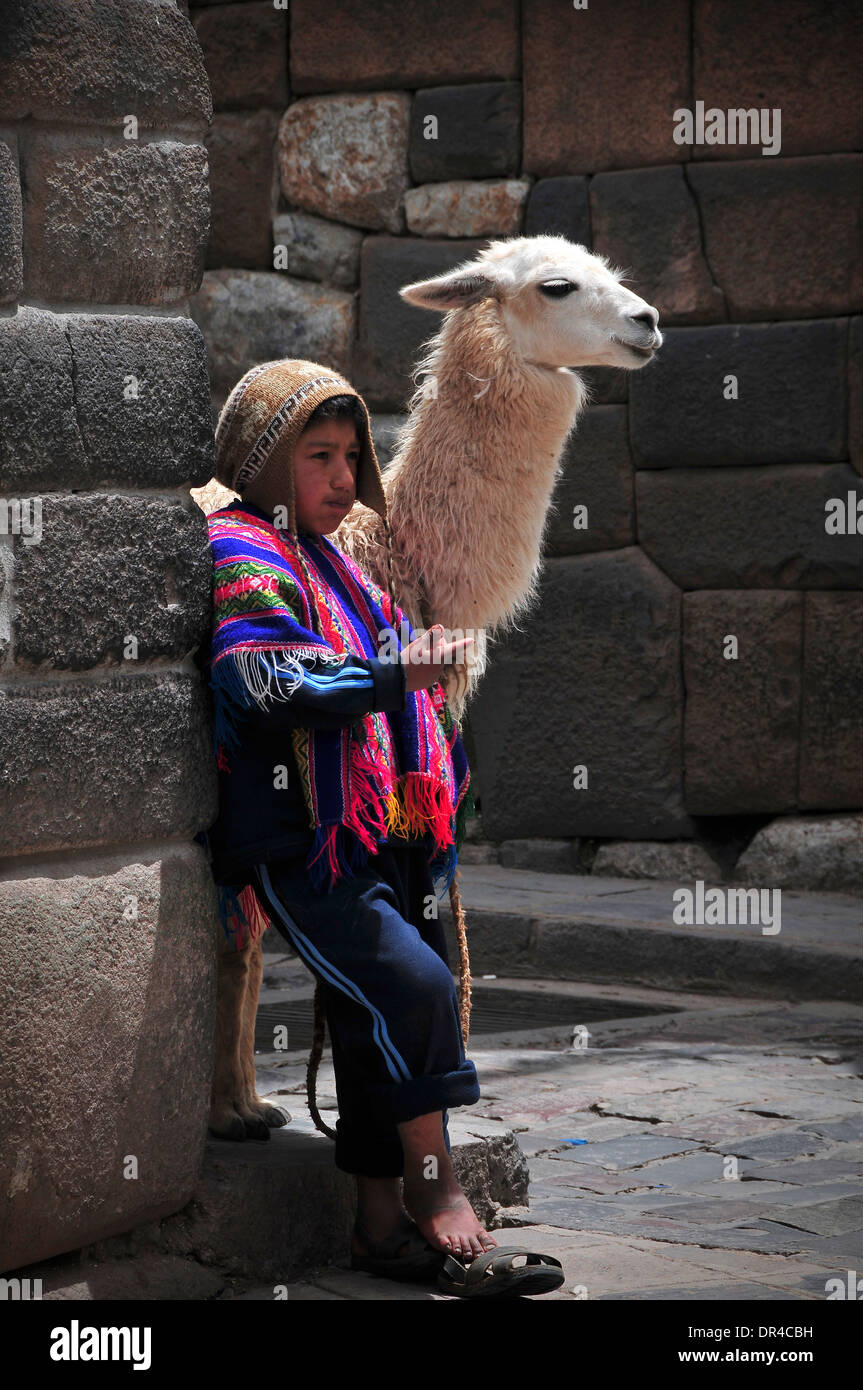 Junge im traditionellen Tuch in Peru Stockfoto