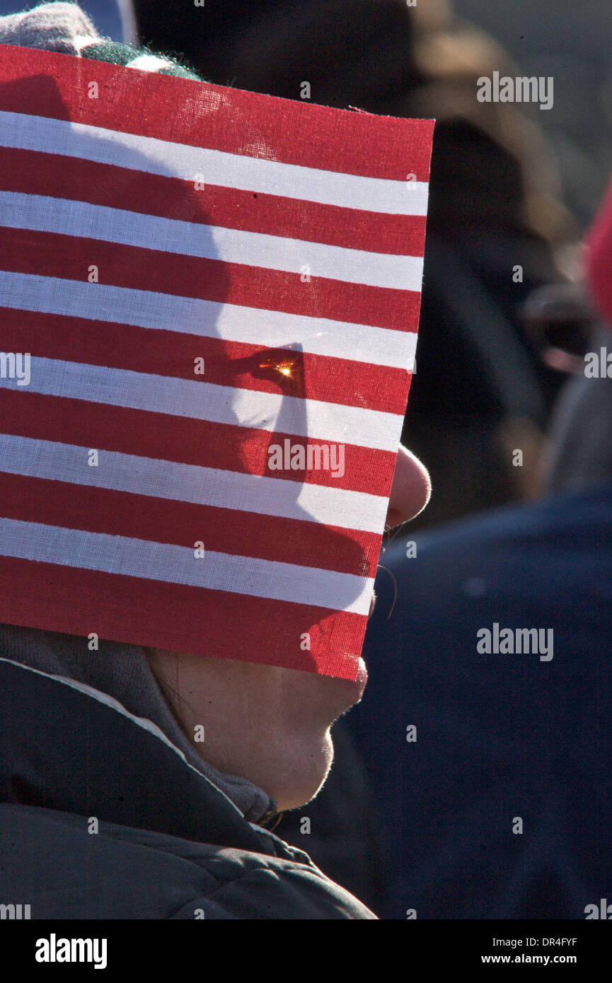 20. Januar 2009 - Washington, District Of Columbia, USA - Einweihung Tag Obama - Biden-Fans auf der National Mall für die Vereidigung In Zeremonie in Washington, D.C. und, abgesehen von der historischen Tag, der erste afroamerikanische Präsident zu sehen sein. (Kredit-Bild: © Chaz Niell/Southcreek EMI/ZUMA Press) Stockfoto